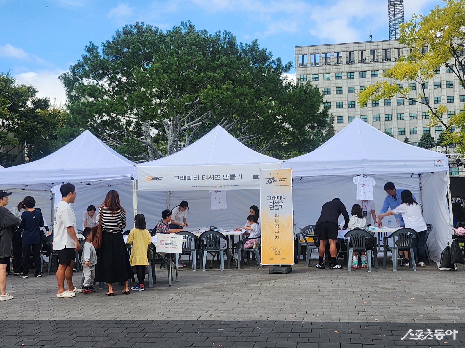 9월 28일 오후 2시 45분 현재, 부천시청 잔디광장과 차 없는 거리 현장은 ‘제10회 부천국제브레이킹대회(BBIC)’ 본선 무대로 시민들로 북적이고 있다. 사진제공|장관섭 기자