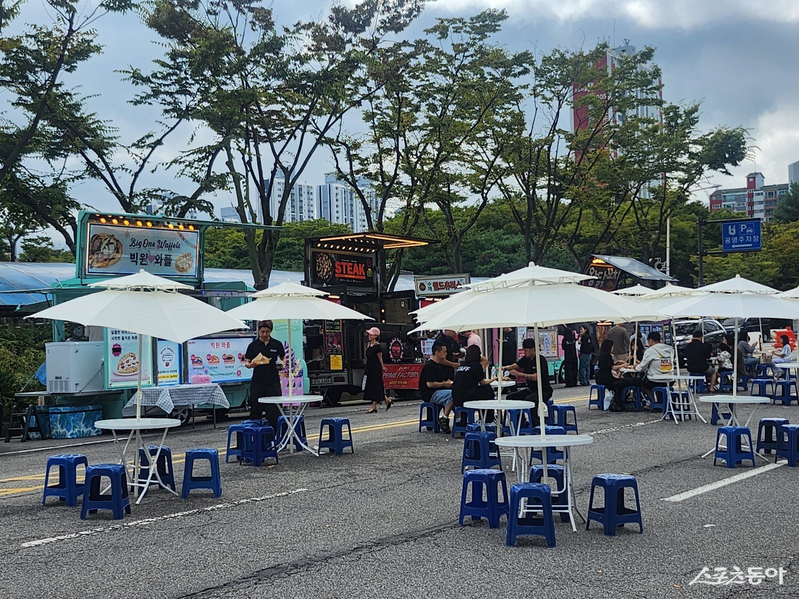 9월 28일 오후 2시 45분 현재, 부천시청 잔디광장과 차 없는 거리 현장은 ‘제10회 부천국제브레이킹대회(BBIC)’ 본선 무대로 시민들로 북적이고 있다. 사진제공|장관섭 기자