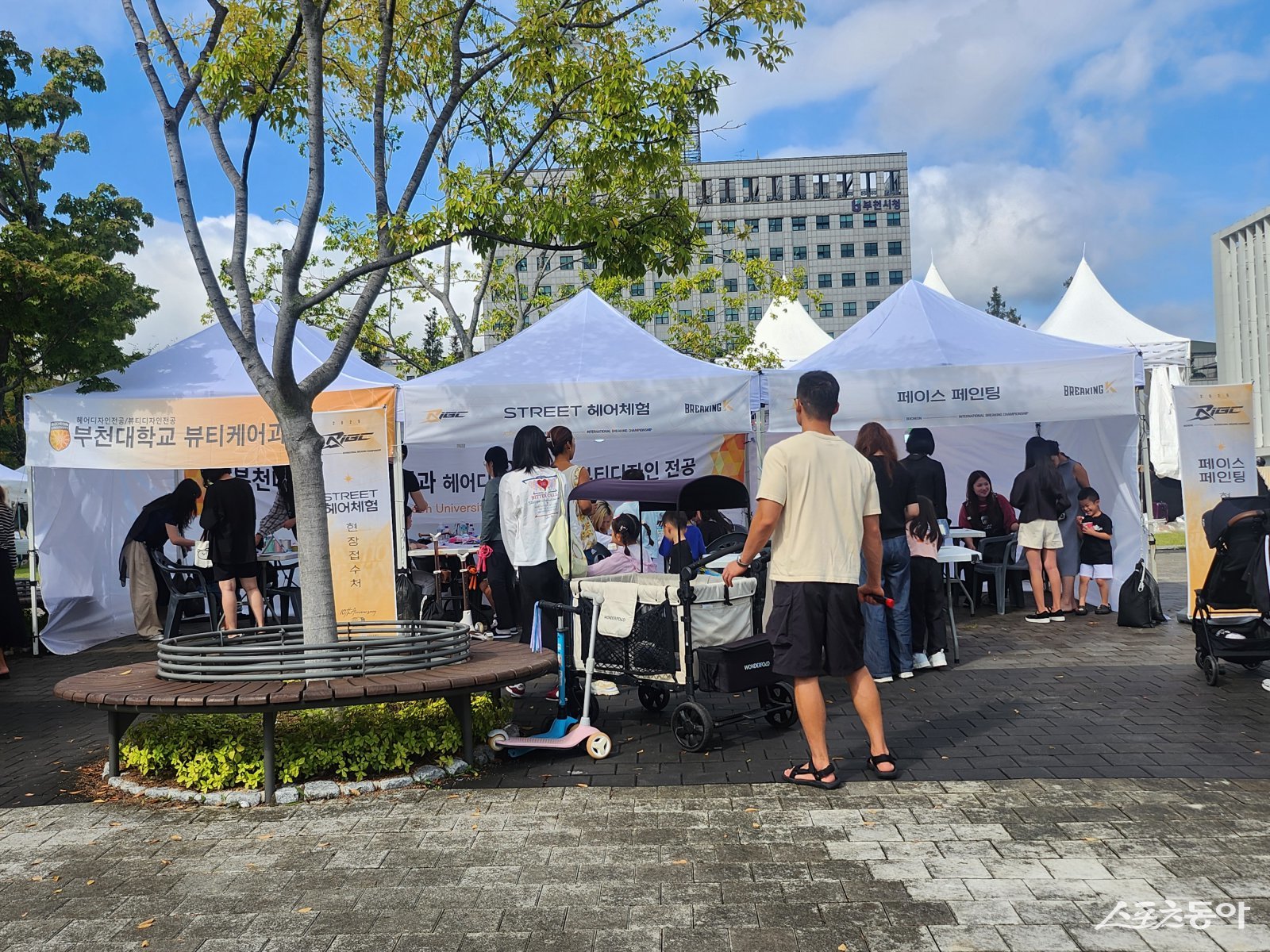 9월 28일 오후 2시 45분 현재, 부천시청 잔디광장과 차 없는 거리 현장은 ‘제10회 부천국제브레이킹대회(BBIC)’ 본선 무대로 시민들로 북적이고 있다. 사진제공|장관섭 기자