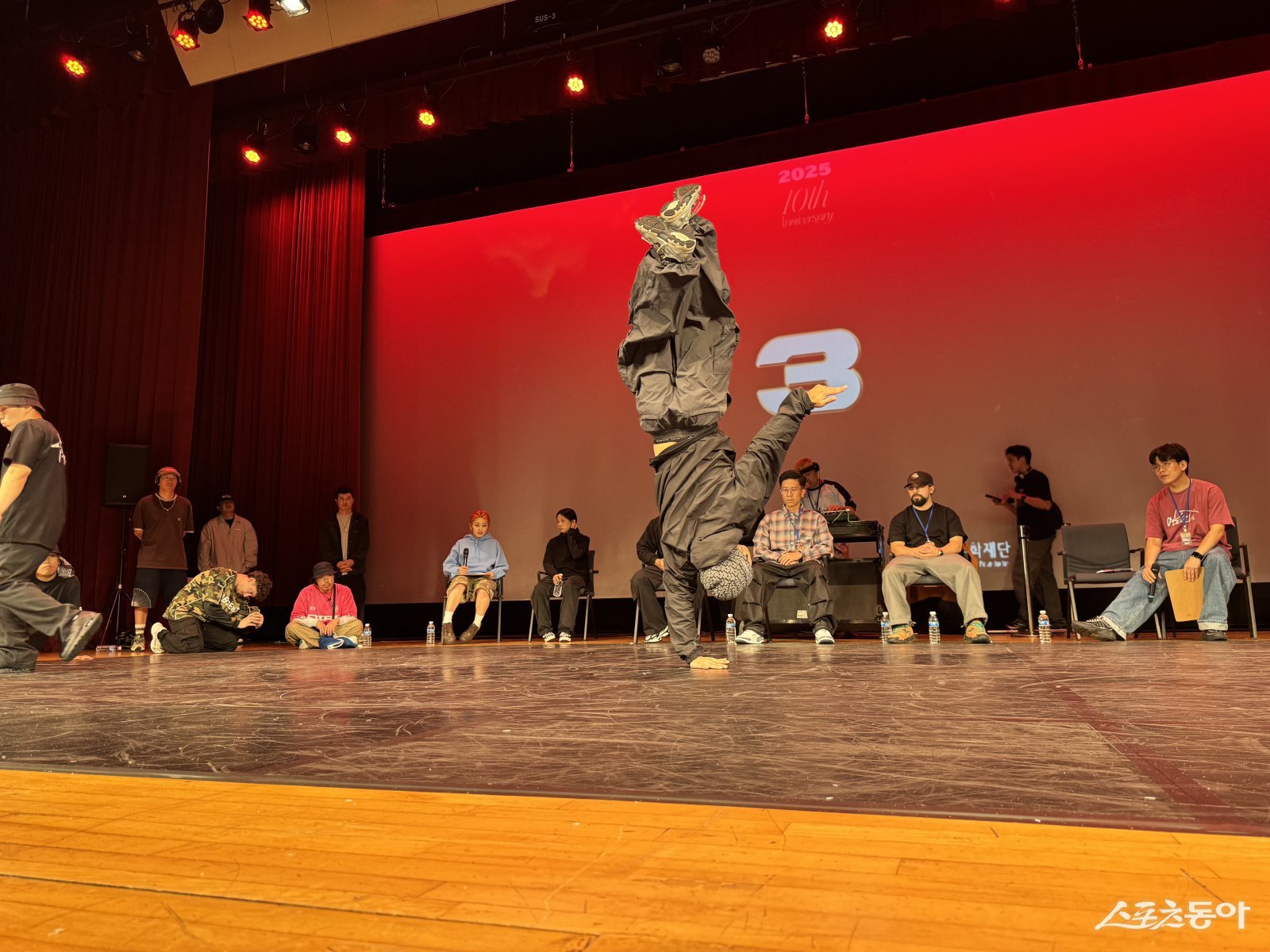 9월 28일 오후 3시, 부천시청에서 ‘제10회 부천국제브레이킹대회(BBIC)’ 본선이 한창이다. 현장에서는 솔로 배틀 예선 2차전이 진행되며 관객들의 뜨거운 환호가 이어지고 있다. 사진제공|장관섭 기자