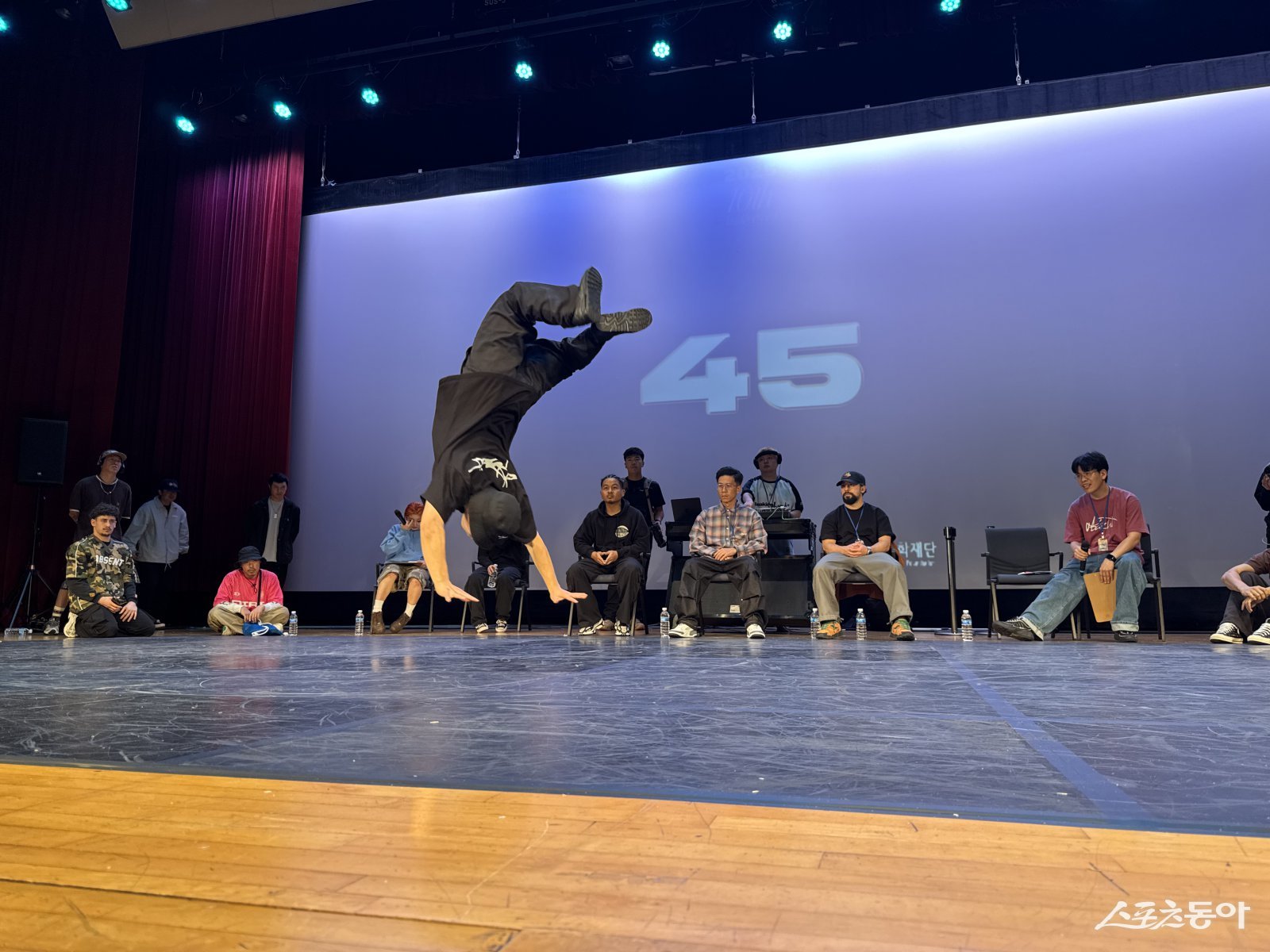 9월 28일 오후 3시, 부천시청에서 ‘제10회 부천국제브레이킹대회(BBIC)’ 본선이 한창이다. 현장에서는 솔로 배틀 예선 2차전이 진행되며 관객들의 뜨거운 환호가 이어지고 있다. 사진제공|장관섭 기자