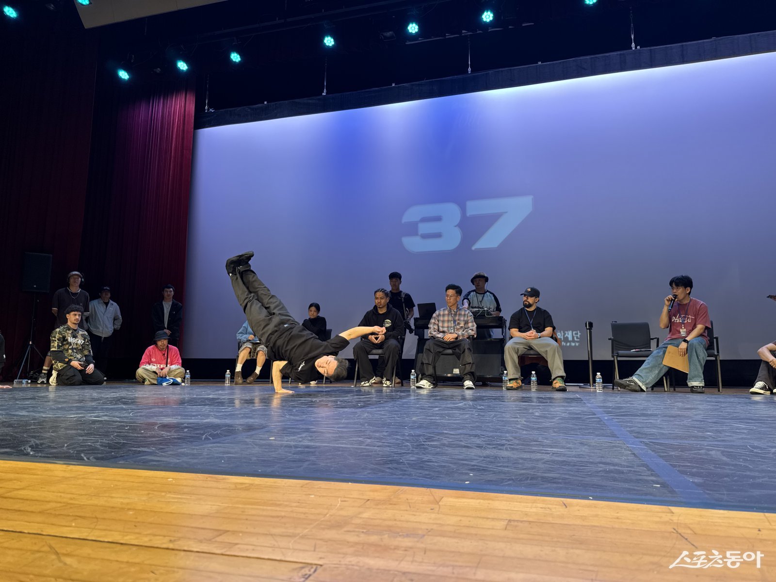 9월 28일 오후 3시, 부천시청에서 ‘제10회 부천국제브레이킹대회(BBIC)’ 본선이 한창이다. 현장에서는 솔로 배틀 예선 2차전이 진행되며 관객들의 뜨거운 환호가 이어지고 있다. 사진제공|장관섭 기자