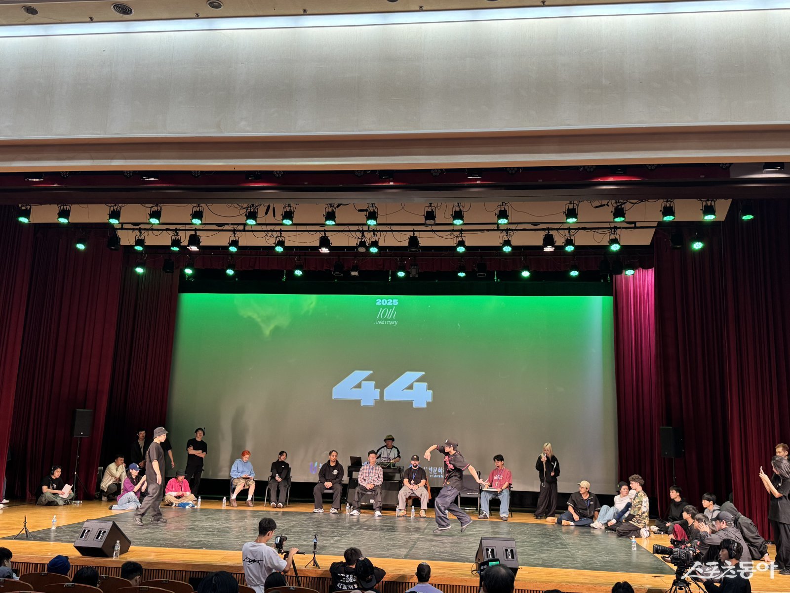 9월 28일 오후 3시, 부천시청에서 ‘제10회 부천국제브레이킹대회(BBIC)’ 본선이 한창이다. 현장에서는 솔로 배틀 예선 2차전이 진행되며 관객들의 뜨거운 환호가 이어지고 있다. 사진제공|장관섭 기자