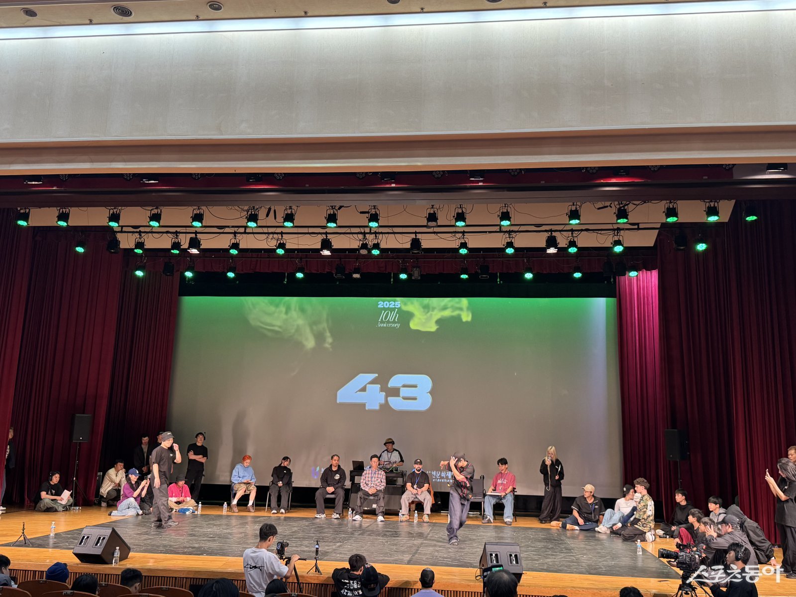 9월 28일 오후 3시, 부천시청에서 ‘제10회 부천국제브레이킹대회(BBIC)’ 본선이 한창이다. 현장에서는 솔로 배틀 예선 2차전이 진행되며 관객들의 뜨거운 환호가 이어지고 있다. 사진제공|장관섭 기자