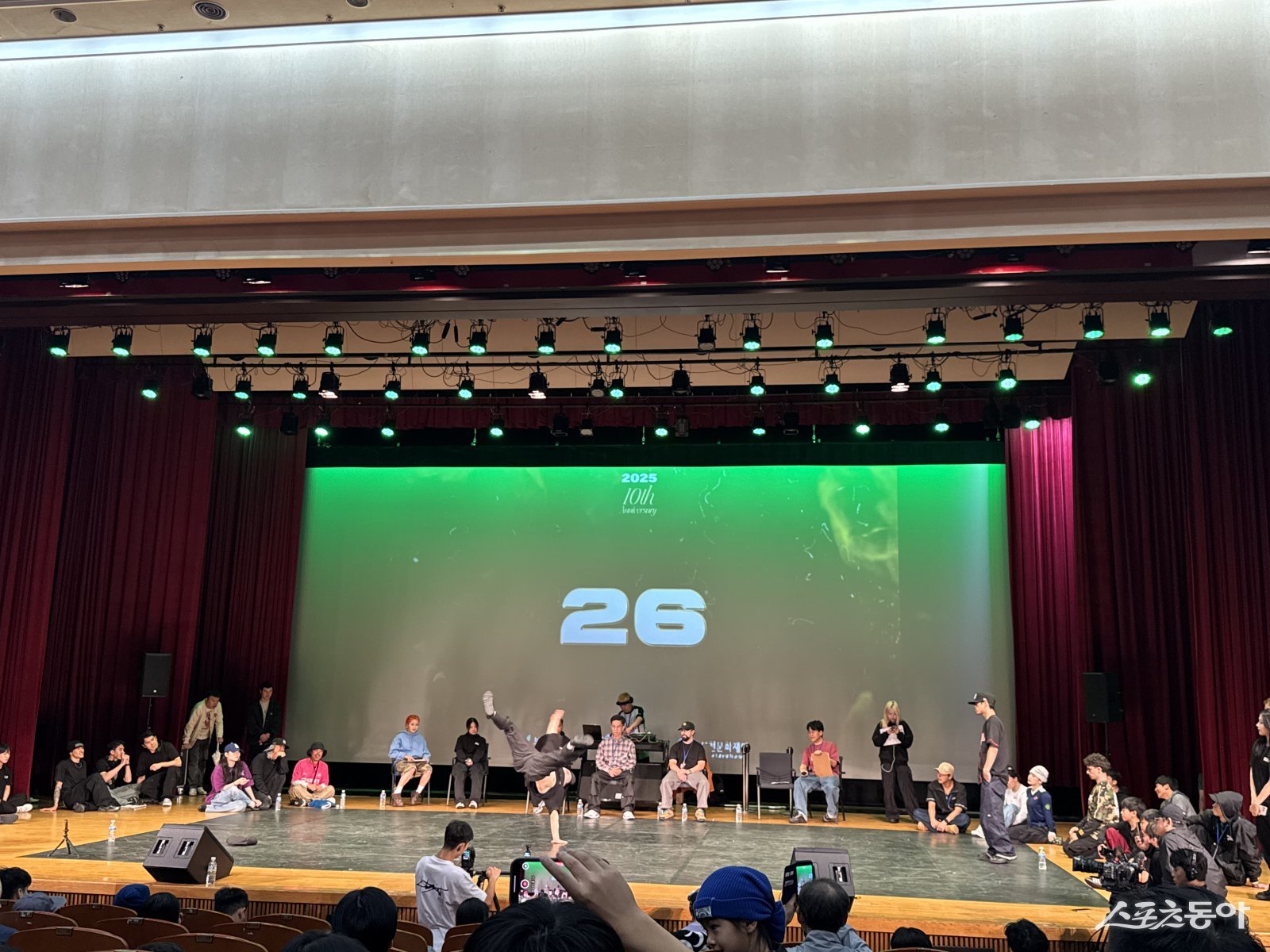 9월 28일 오후 3시, 부천시청에서 ‘제10회 부천국제브레이킹대회(BBIC)’ 본선이 한창이다. 현장에서는 솔로 배틀 예선 2차전이 진행되며 관객들의 뜨거운 환호가 이어지고 있다. 사진제공|장관섭 기자