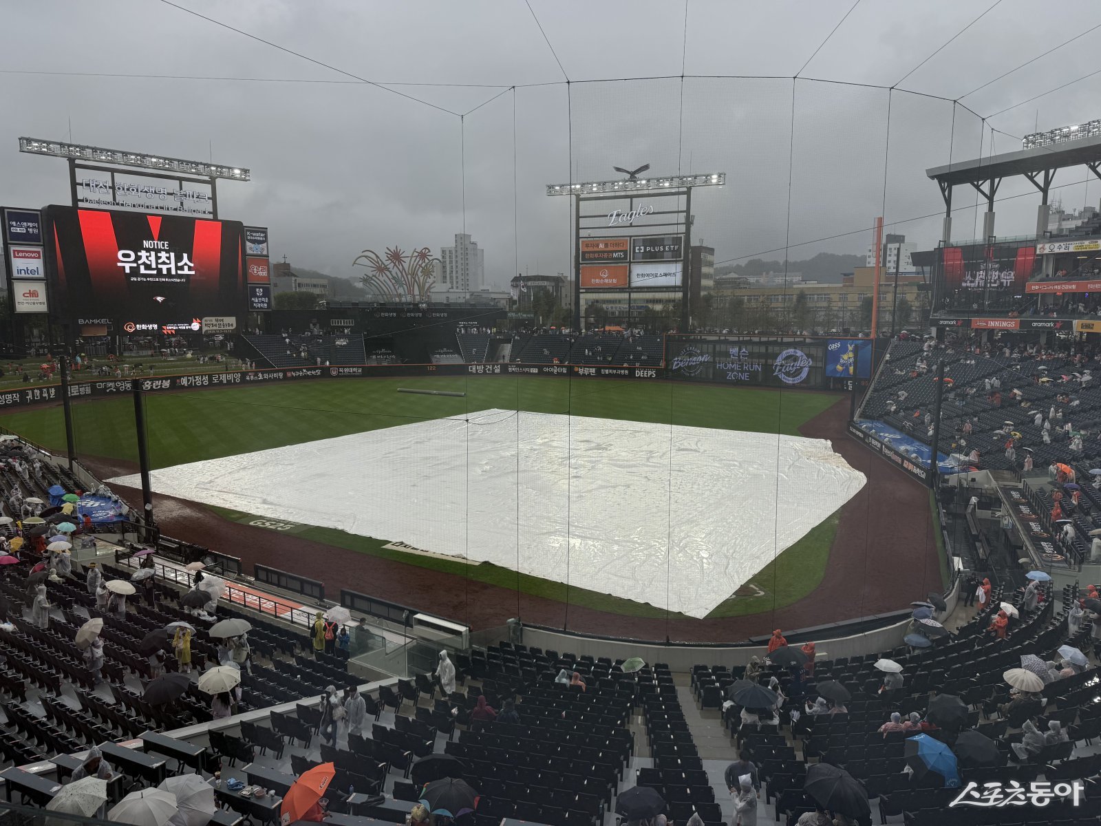 28일 대전한화생명볼파크에서 열릴 예정이던 LG와 한화의 경기가 비로 취소됐다. KBO는 관중 입장 시간을 늦추고, 지연 개시를 결정하면서까지 비가 잦아들길 기다렸지만 변덕스러운 날씨 탓에 경기를 개최하지 못했다. 대전｜김현세 기자 kkachi@donga.com