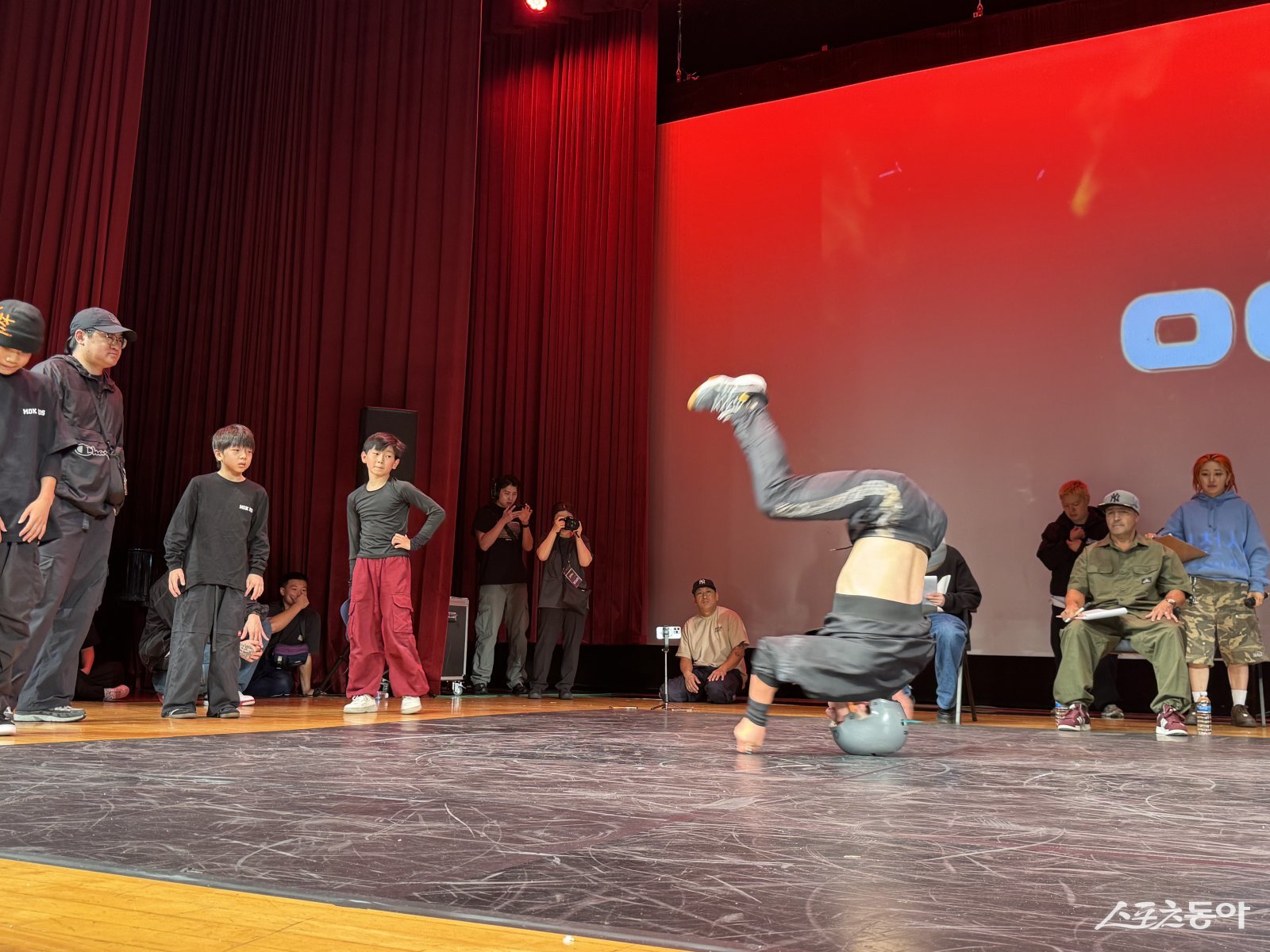 28일 오후 4시 15분 현재, 대회 현장에서는 크루 배틀 예선 2차전이 진행 중이다. 사진｜장관섭 기자