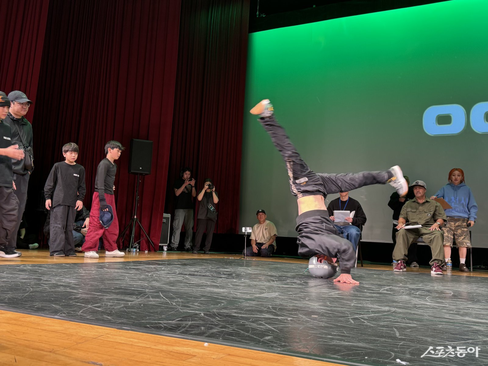 28일 오후 4시 15분 현재, 대회 현장에서는 크루 배틀 예선 2차전이 진행 중이다. 사진｜장관섭 기자