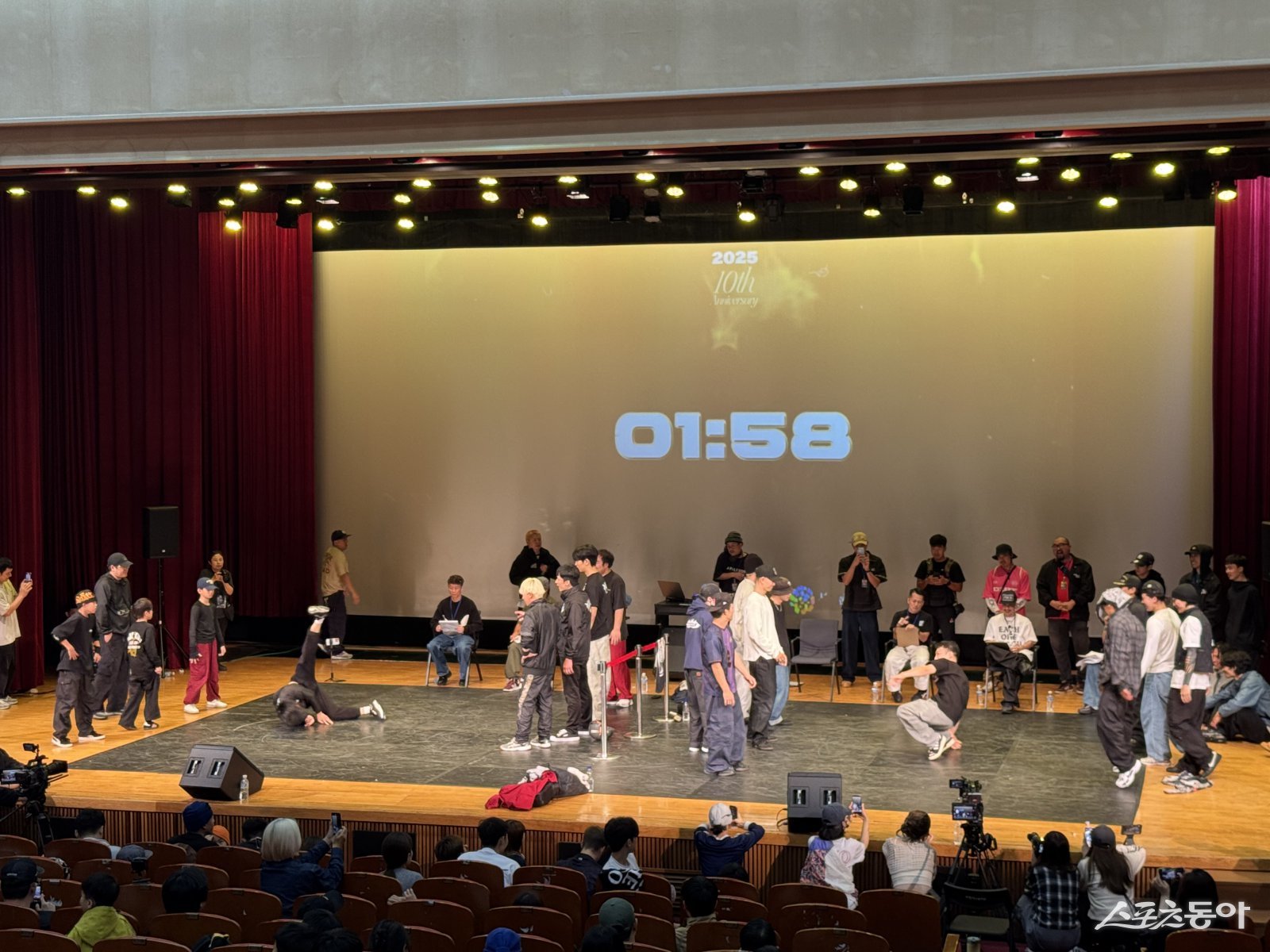 28일 오후 4시 15분 현재, 대회 현장에서는 크루 배틀 예선 2차전이 진행 중이다. 사진｜장관섭 기자