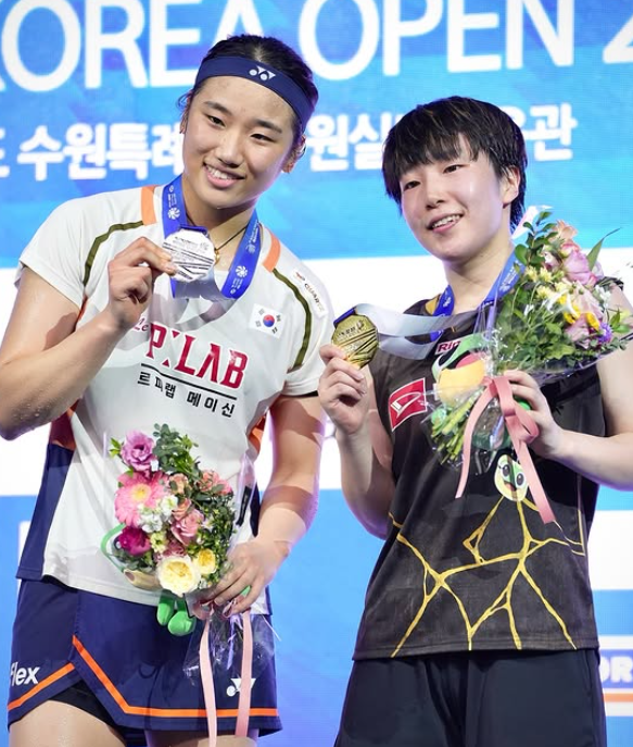 안세영(왼쪽)이 28일 수원체육관에서 열린 코리아오픈 마지막 날 여자단식 결승에서 야마구치에 게임스코어 0-2로 패한 뒤 은메달을 들고 기념 촬영을 하고 있다. 한국은 이번 대회를 2년 연속 종합 1위로 마감했다. 사진출처│대한배드민턴협회 인스타그램