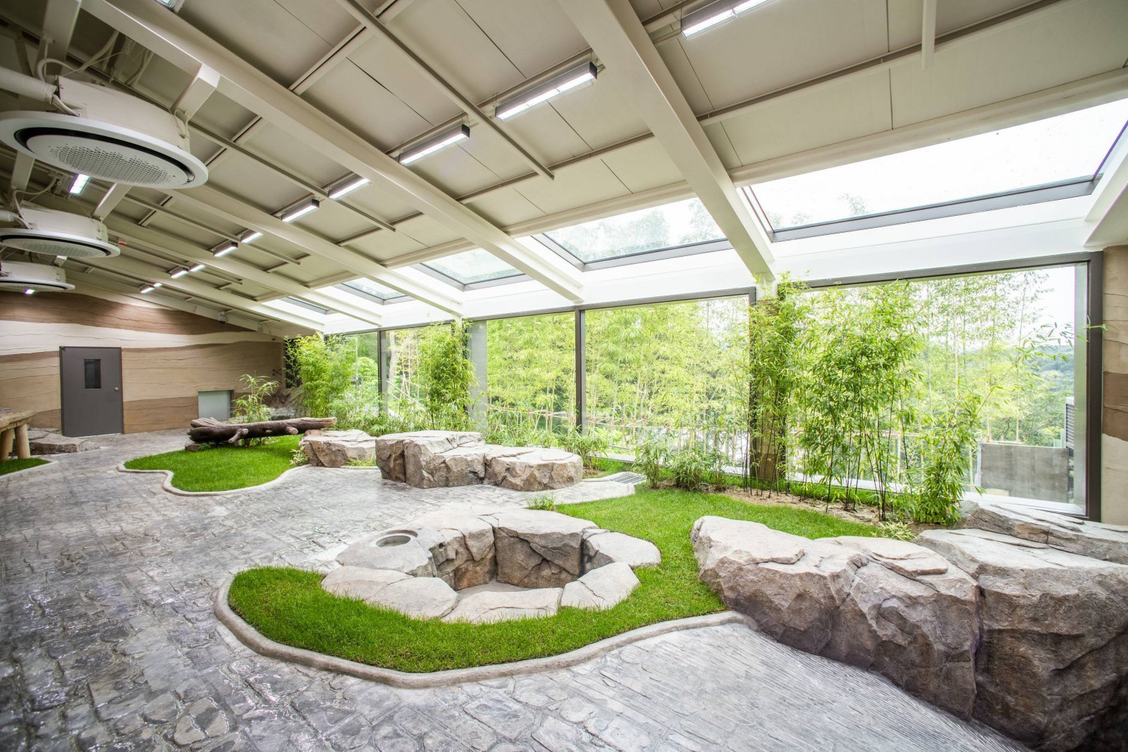 판다 세컨하우스 실내 방사장 전경