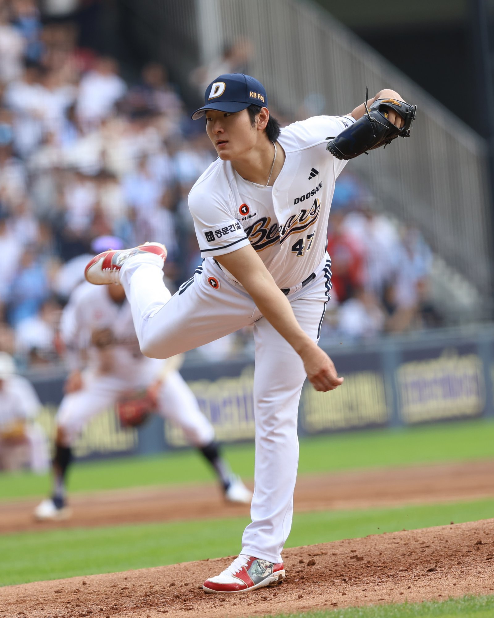 두산 곽빈이 28일 잠실구장에서 열린 2025 KBO리그 롯데전에 선발등판해 힘차게 공을 던지고 있다. 곽빈은 7이닝 8탈삼진 2실점 호투로 팀의 7-2 승리를 이끌었다. 이날 곽빈은 직구 최고 구속이 시속 159㎞까지 나왔다. 강속구를 앞세워 시즌 5승(7패)째를 수확했다. 사진제공｜두산 베어스