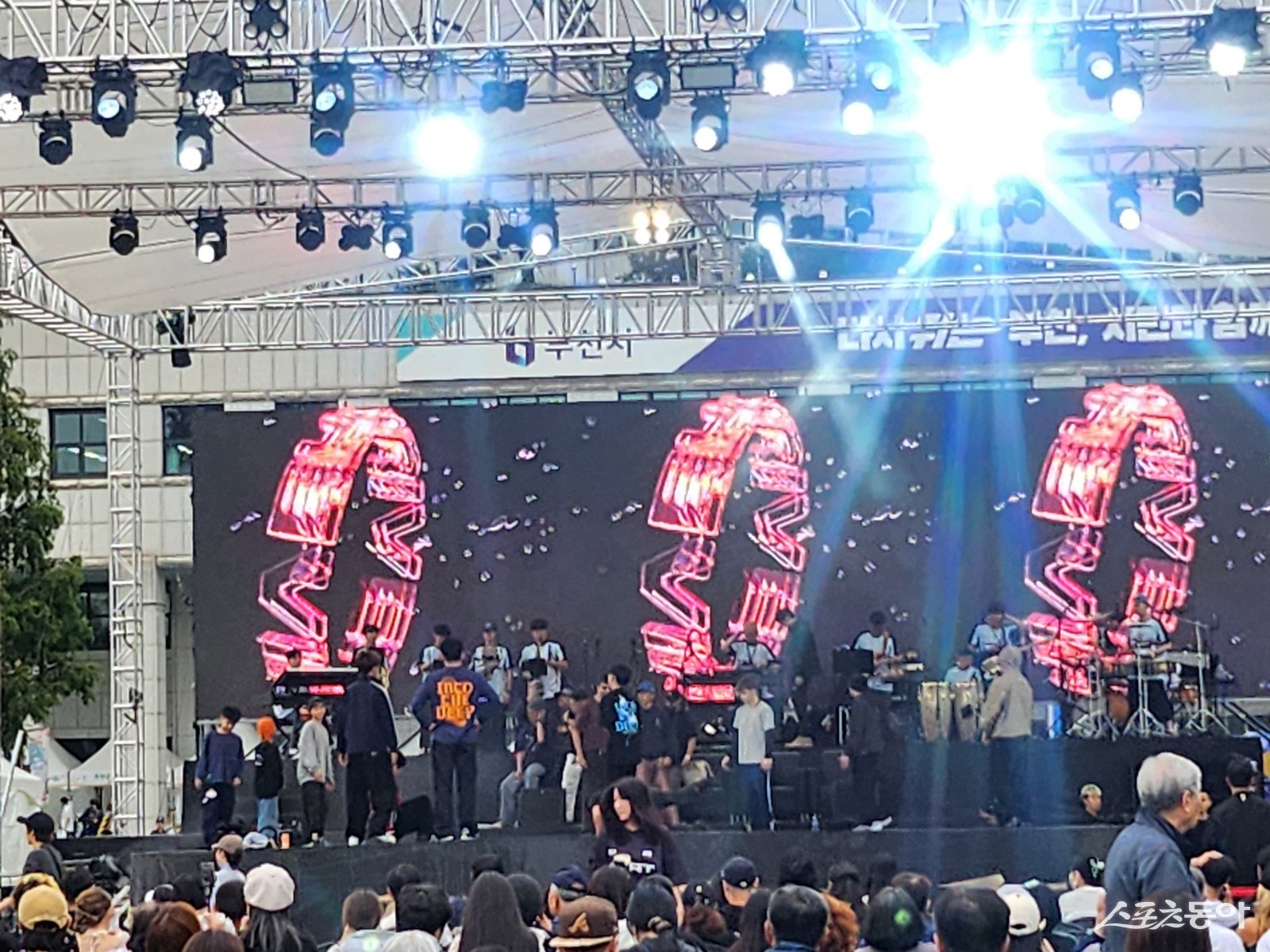 현장에서는 크루와 솔로 배틀을 앞두고 오후 5시 50분 현재 무대 설치가 한창이다. 사진|장관섭 기자