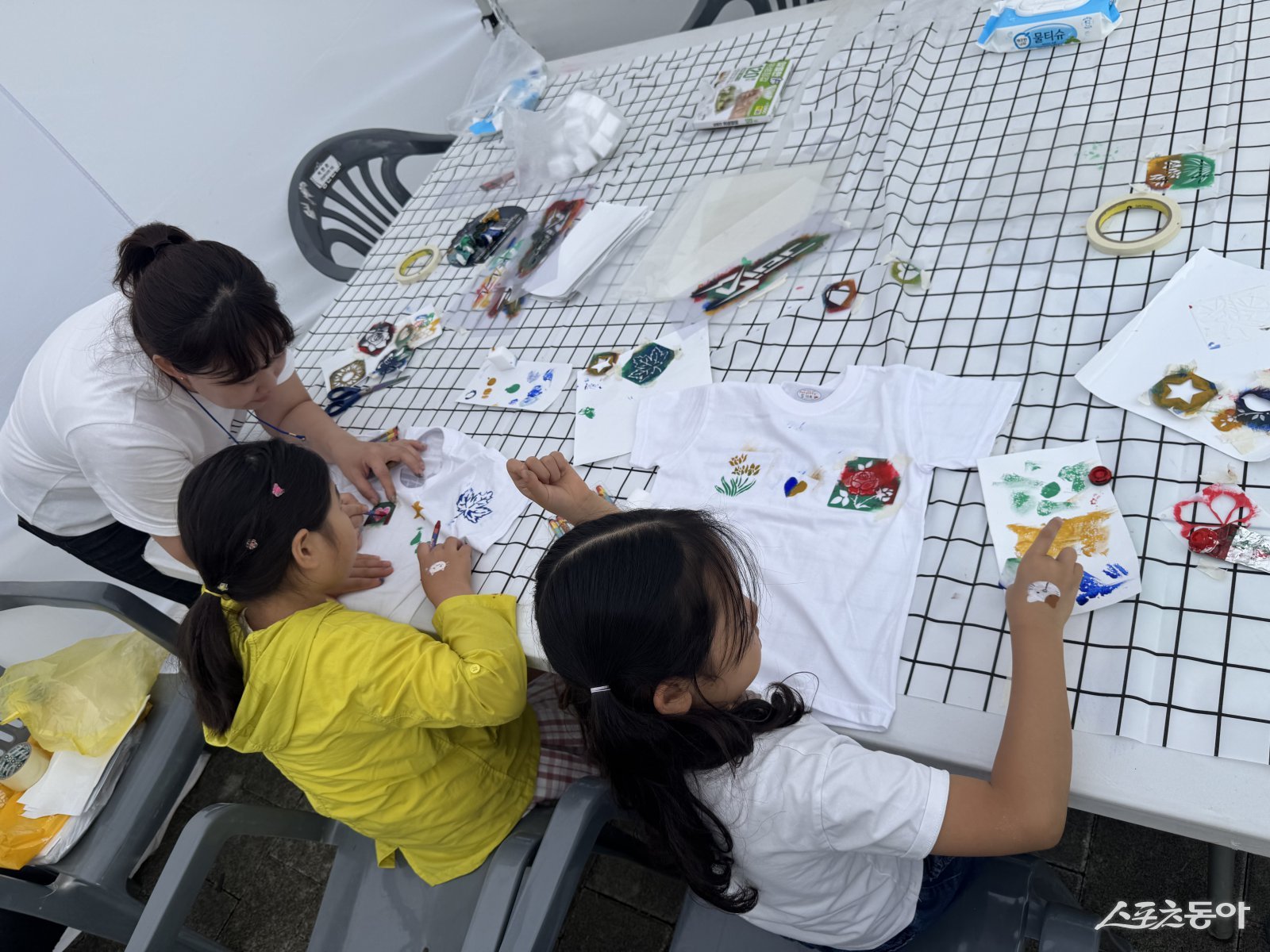 9월 28일 부천시청 잔디광장과 차 없는거리에서 제 10회 부천국제브레이킹 대회가 열렸다(부대행사인 그래피티 티셔츠 만들기 체험이 진행되고 있다). 사진|장관섭 기자