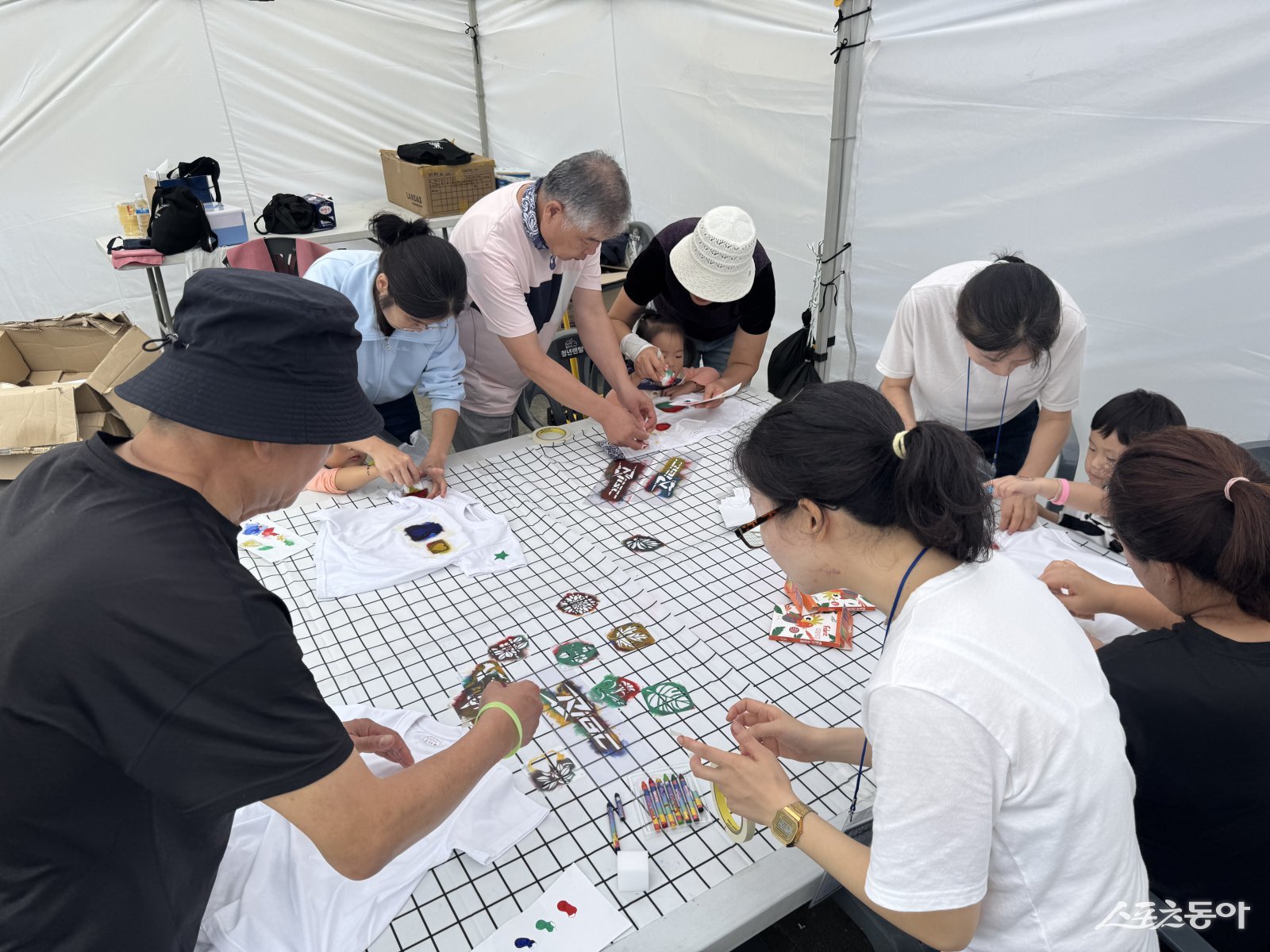 9월 28일 부천시청 잔디광장과 차 없는거리에서 제 10회 부천국제브레이킹 대회가 열렸다(부대행사인 그래피티 티셔츠 만들기 체험이 진행되고 있다). 사진|장관섭 기자