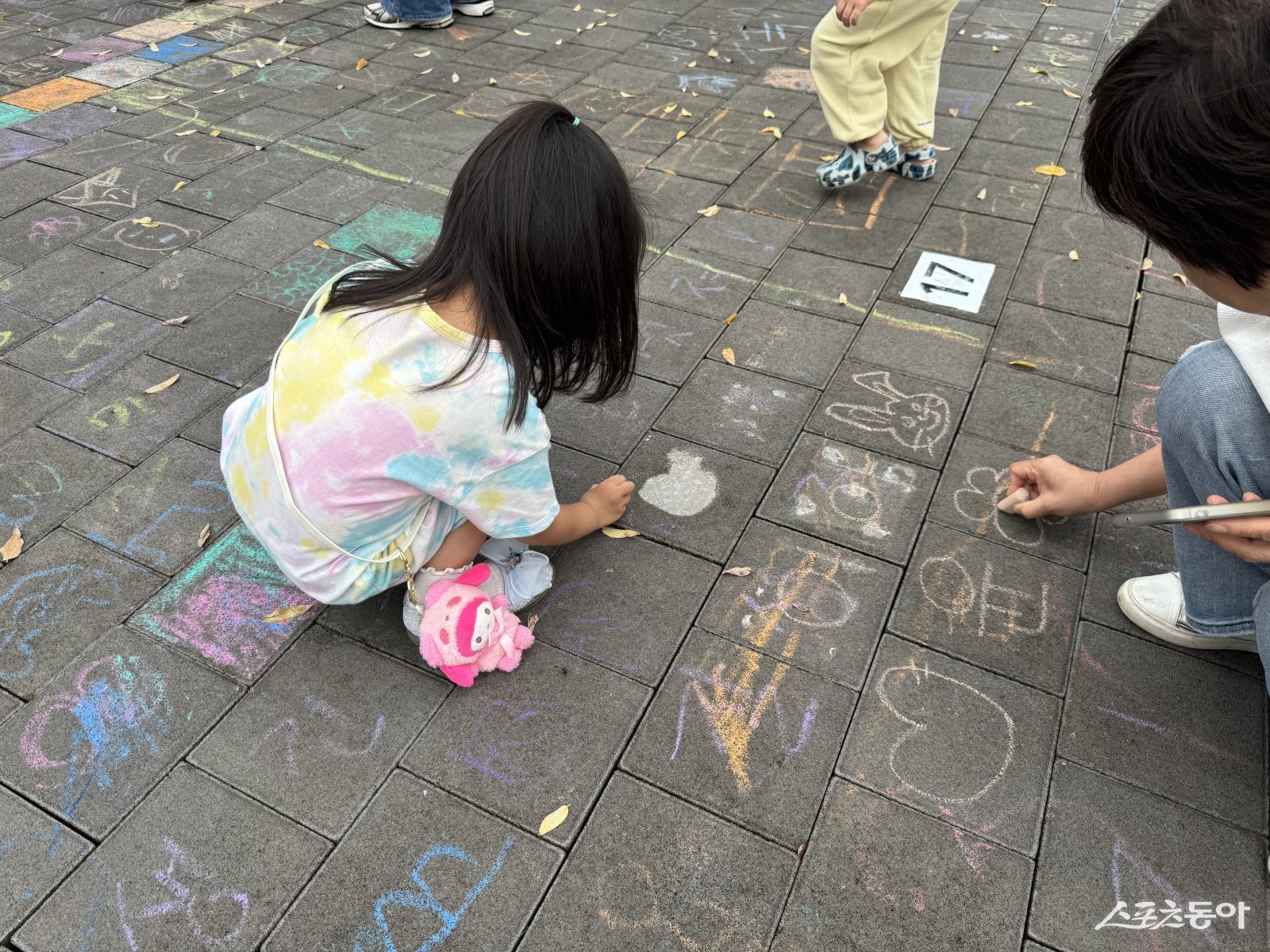 9월 28일 부천시청 잔디광장과 차 없는거리에서 제 10회 부천국제브레이킹 대회가 열렸다(부대행사인 낙서체 체험이 진행되고 있다). 사진|장관섭 기자