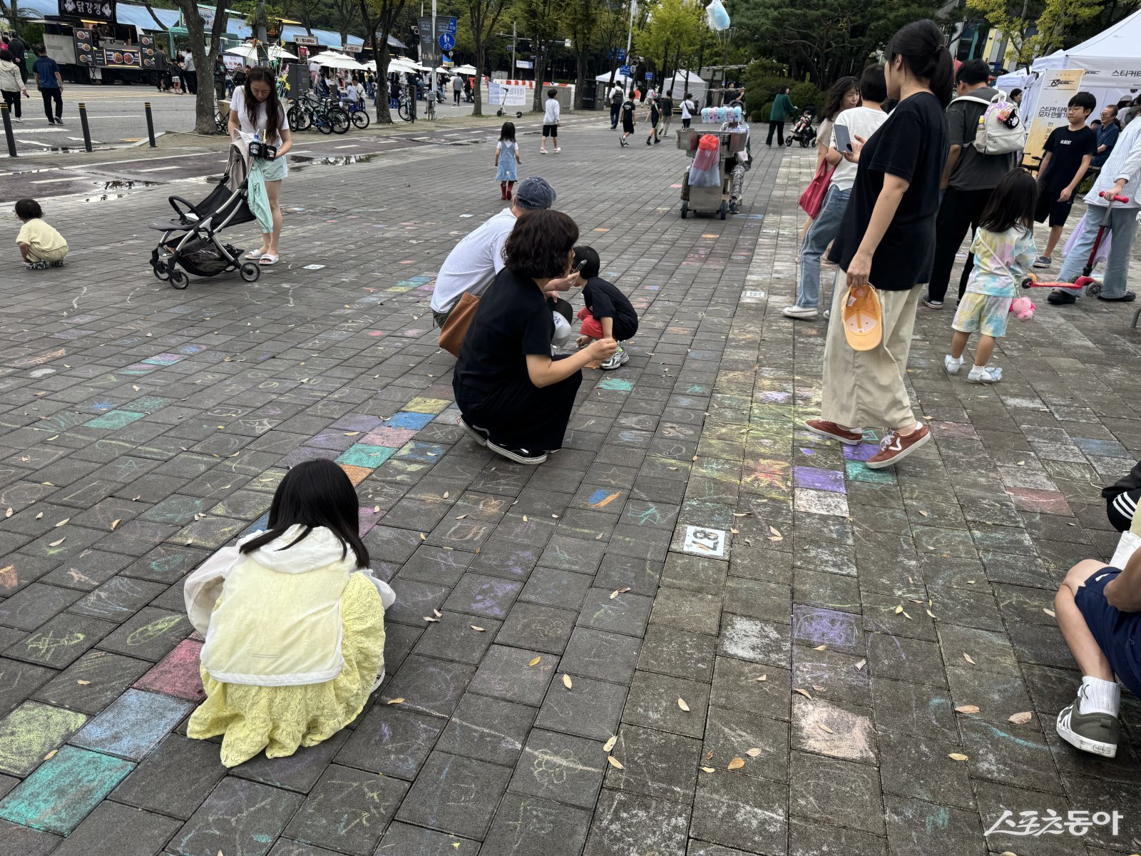 9월 28일 부천시청 잔디광장과 차 없는거리에서 제 10회 부천국제브레이킹 대회가 열렸다(부대행사인 낙서체 체험이 진행되고 있다). 사진|장관섭 기자