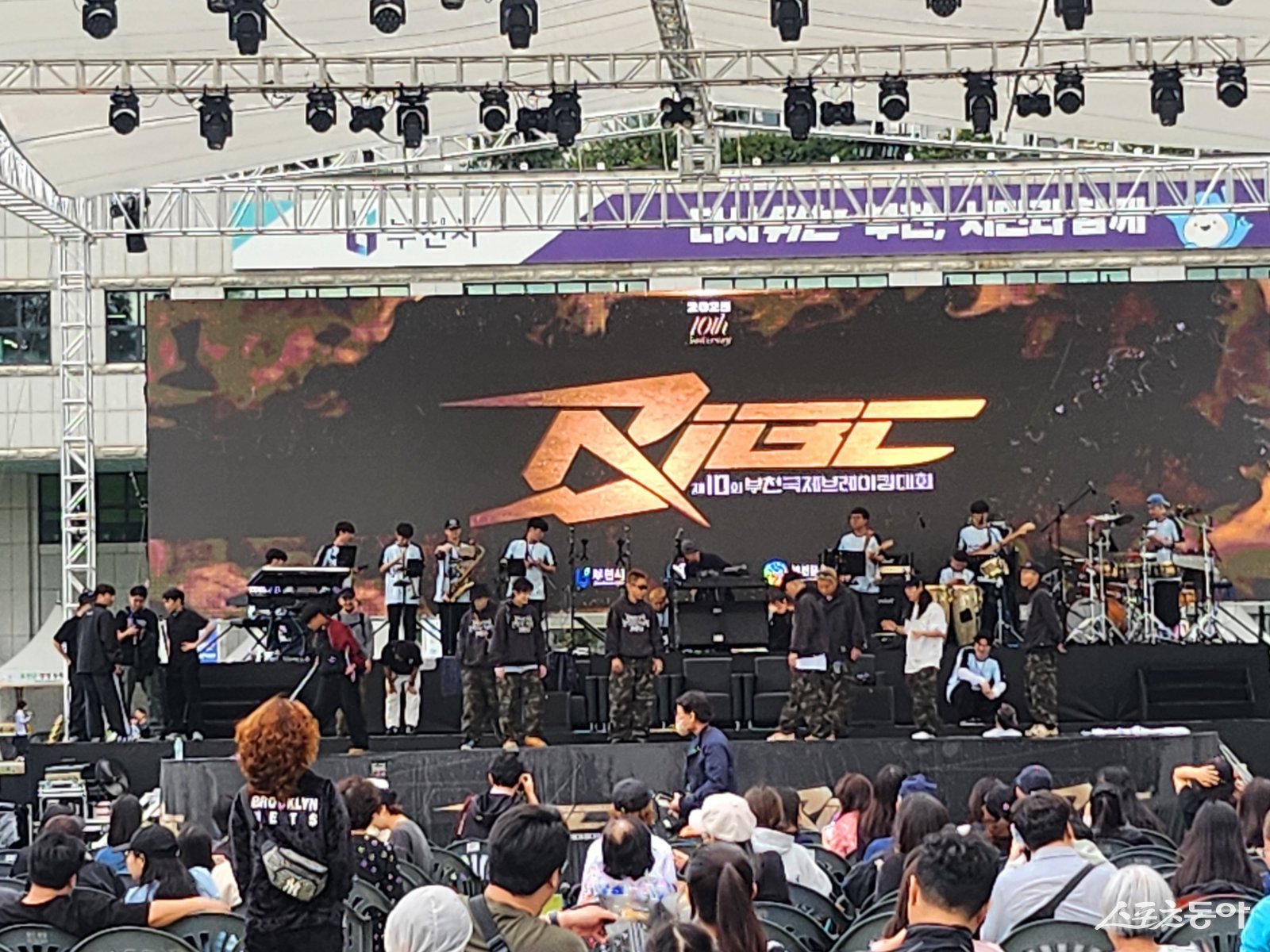 현장에서는 크루와 솔로 배틀을 앞두고 오후 5시 50분 현재 무대 설치가 한창이다. 사진|장관섭 기자