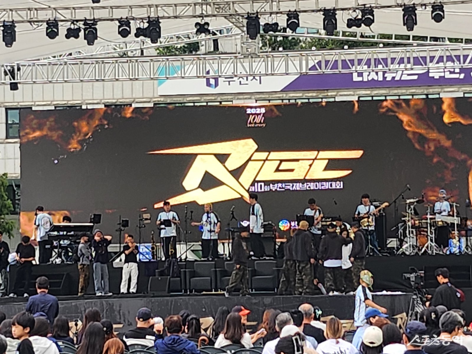 현장에서는 크루와 솔로 배틀을 앞두고 오후 5시 50분 현재 무대 설치가 한창이다. 사진|장관섭 기자