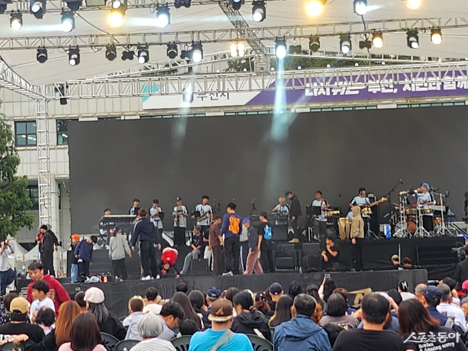 현장에서는 크루와 솔로 배틀을 앞두고 오후 5시 50분 현재 무대 설치가 한창이다. 사진|장관섭 기자