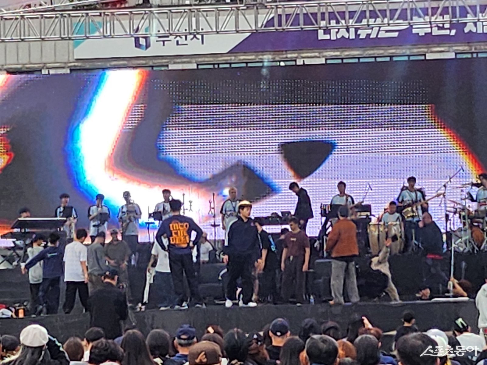 현장에서는 크루와 솔로 배틀을 앞두고 오후 5시 50분 현재 무대 설치가 한창이다. 사진|장관섭 기자