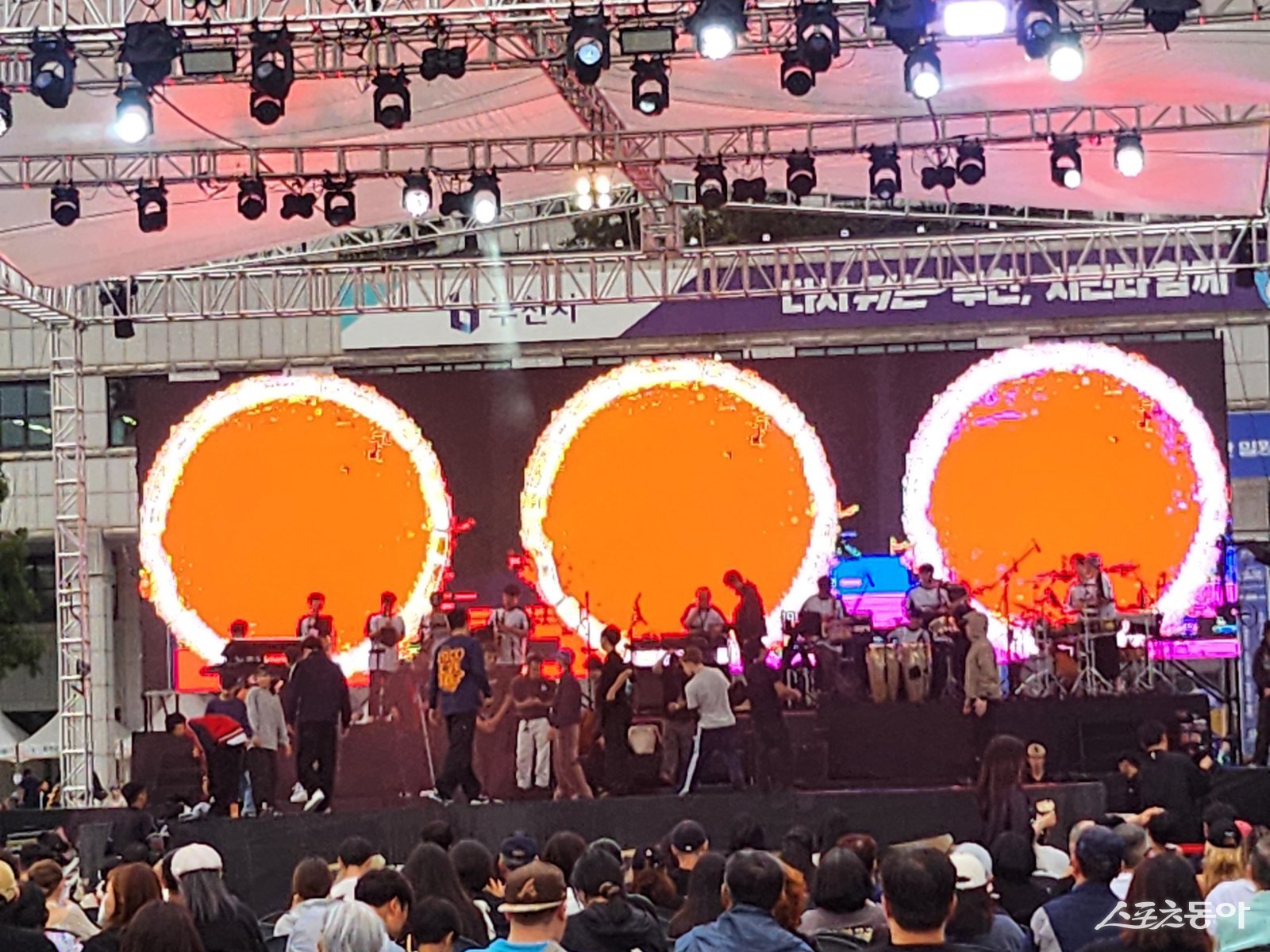 현장에서는 크루와 솔로 배틀을 앞두고 오후 5시 50분 현재 무대 설치가 한창이다. 사진|장관섭 기자