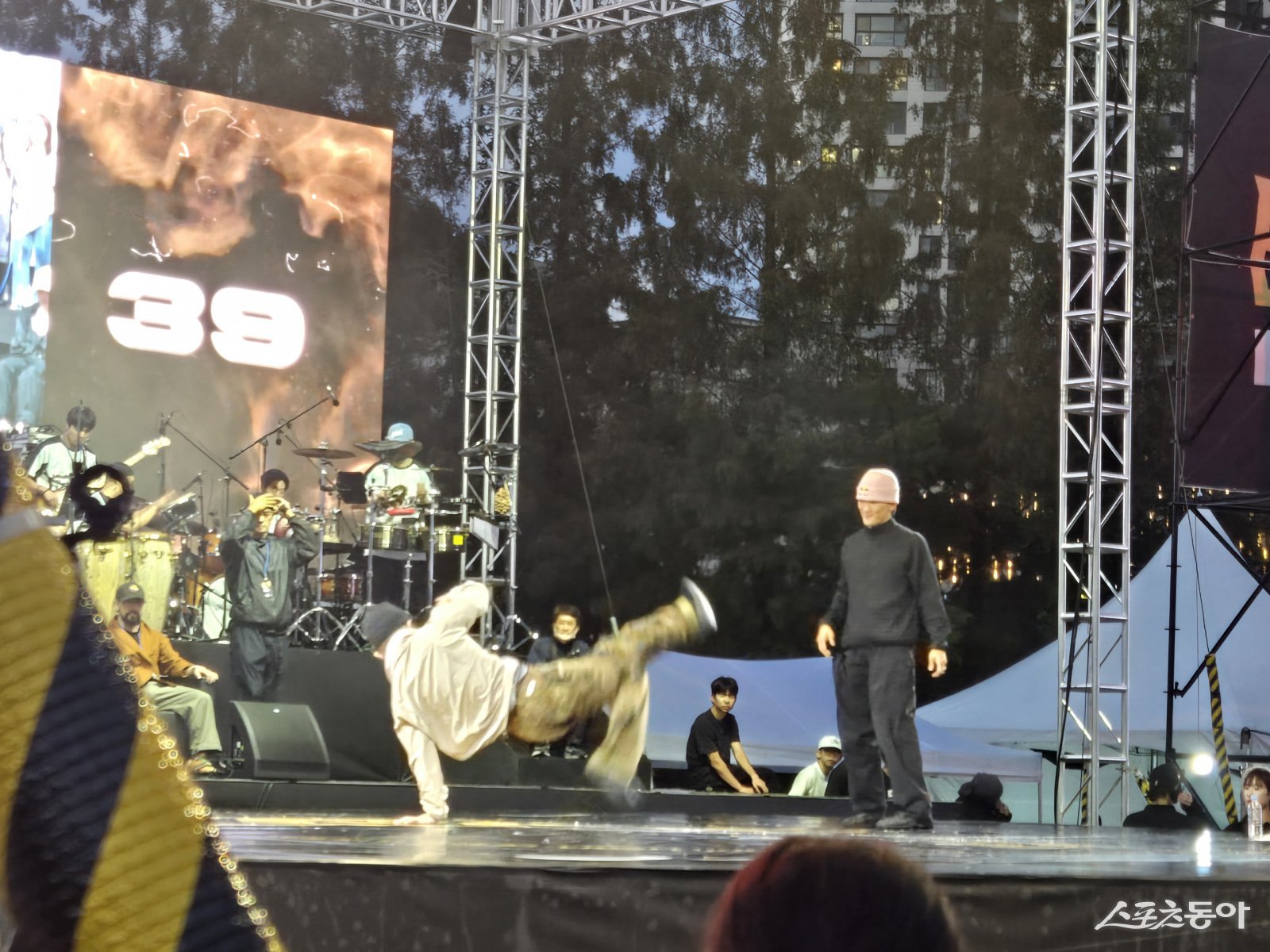 28일 오후 6시30분 현재, 세계 최정상급 B-boy와 B-girl들이 총상금 3,090만 원을 두고 5:5 크루 배틀, 1:1 일반부, 키즈 배틀에서 치열한 경쟁을 벌였다. 사진|장관섭 기자