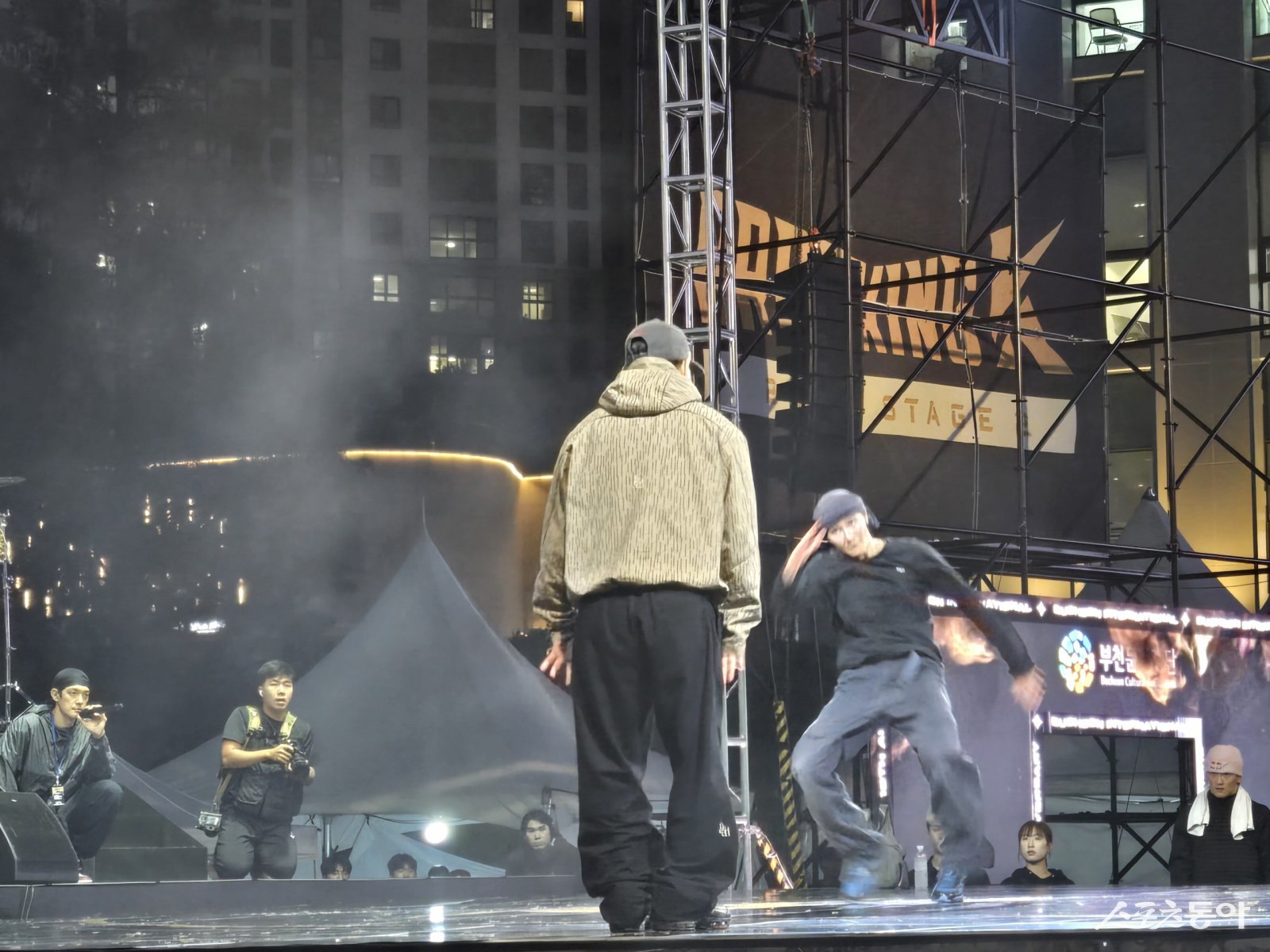 28일 오후 6시30분 현재, 세계 최정상급 B-boy와 B-girl들이 총상금 3,090만 원을 두고 5:5 크루 배틀, 1:1 일반부, 키즈 배틀에서 치열한 경쟁을 벌였다. 사진|장관섭 기자