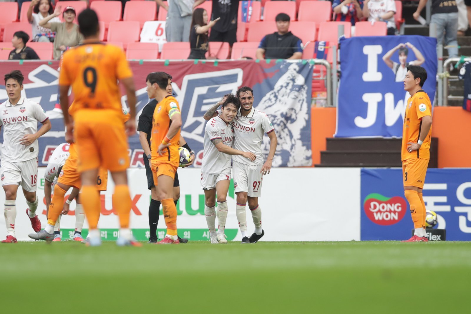제주 선수들(주황색 유니폼)이 28일 제주월드컵경기장에서 열린 수원FC와 K리그1 홈경기에서 후반 초반 3번째 실점한 뒤 허탈해하고 있다. 사진제공｜한국프로축구연맹