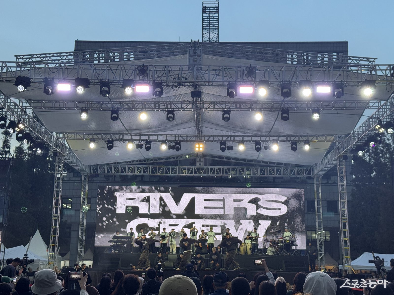 6시 30분 현재, 부천시청 잔디광장에서 제10회 부천국제브레이킹 대회가 열렸다(리버스 크루가 축하 공연 하고 있다). 사진|장관섭 기자