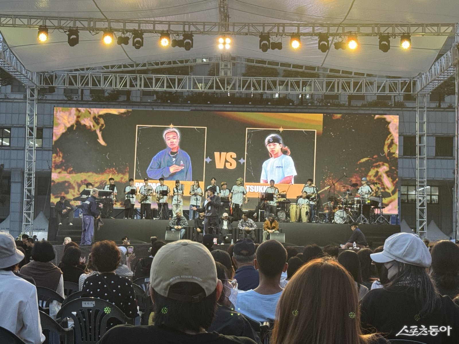 7시 현재, 부천시청 잔디광장에서 제10회 부천국제브레이킹 대회가 열렸다(본선무대에서 1대1 솔로배틀이 진행 되고 있다). 사진|장관섭 기자