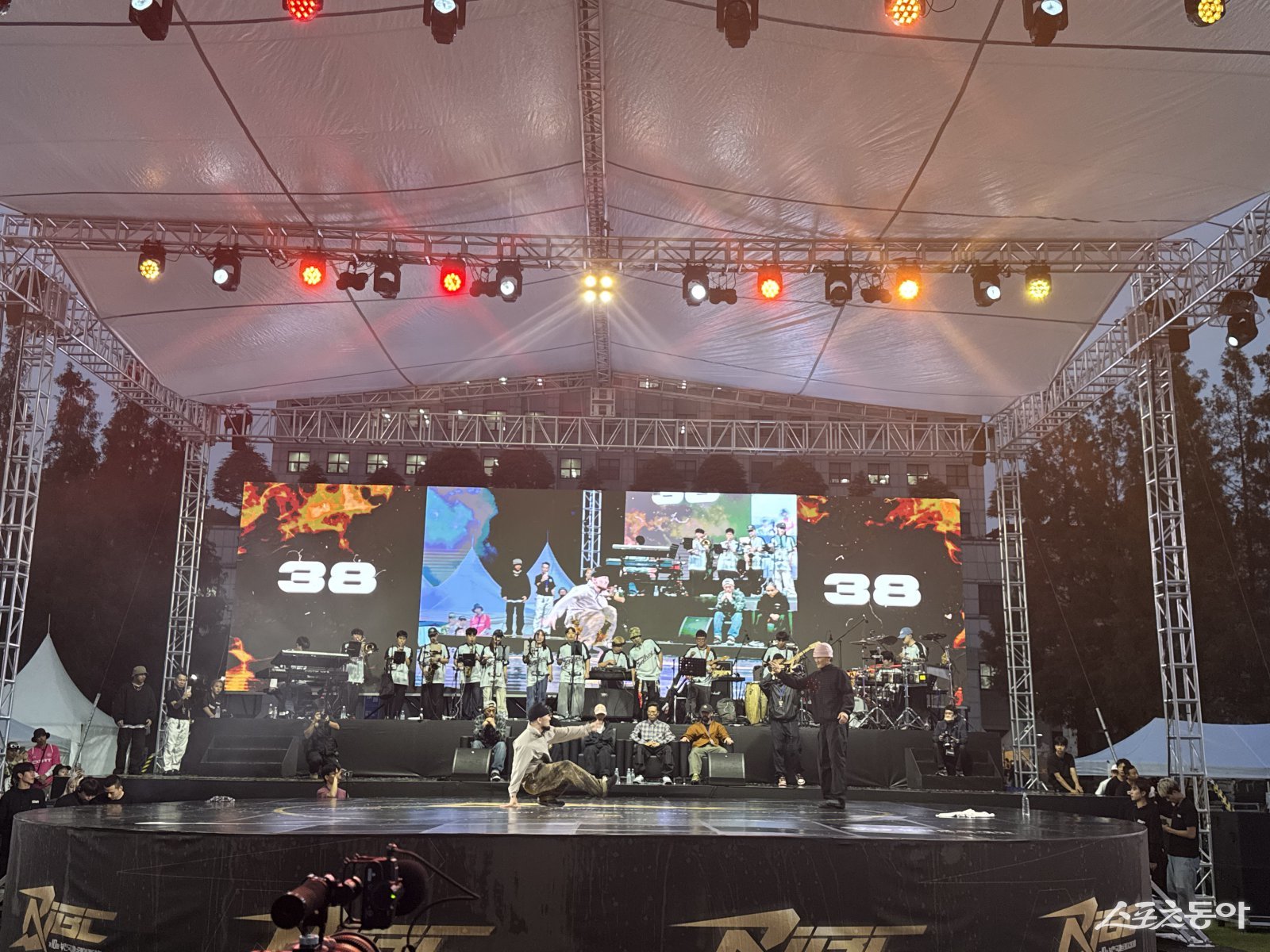 7시 현재, 부천시청 잔디광장에서 제10회 부천국제브레이킹 대회가 열렸다(본선무대에서 1대1 솔로배틀이 진행 되고 있다). 사진|장관섭 기자