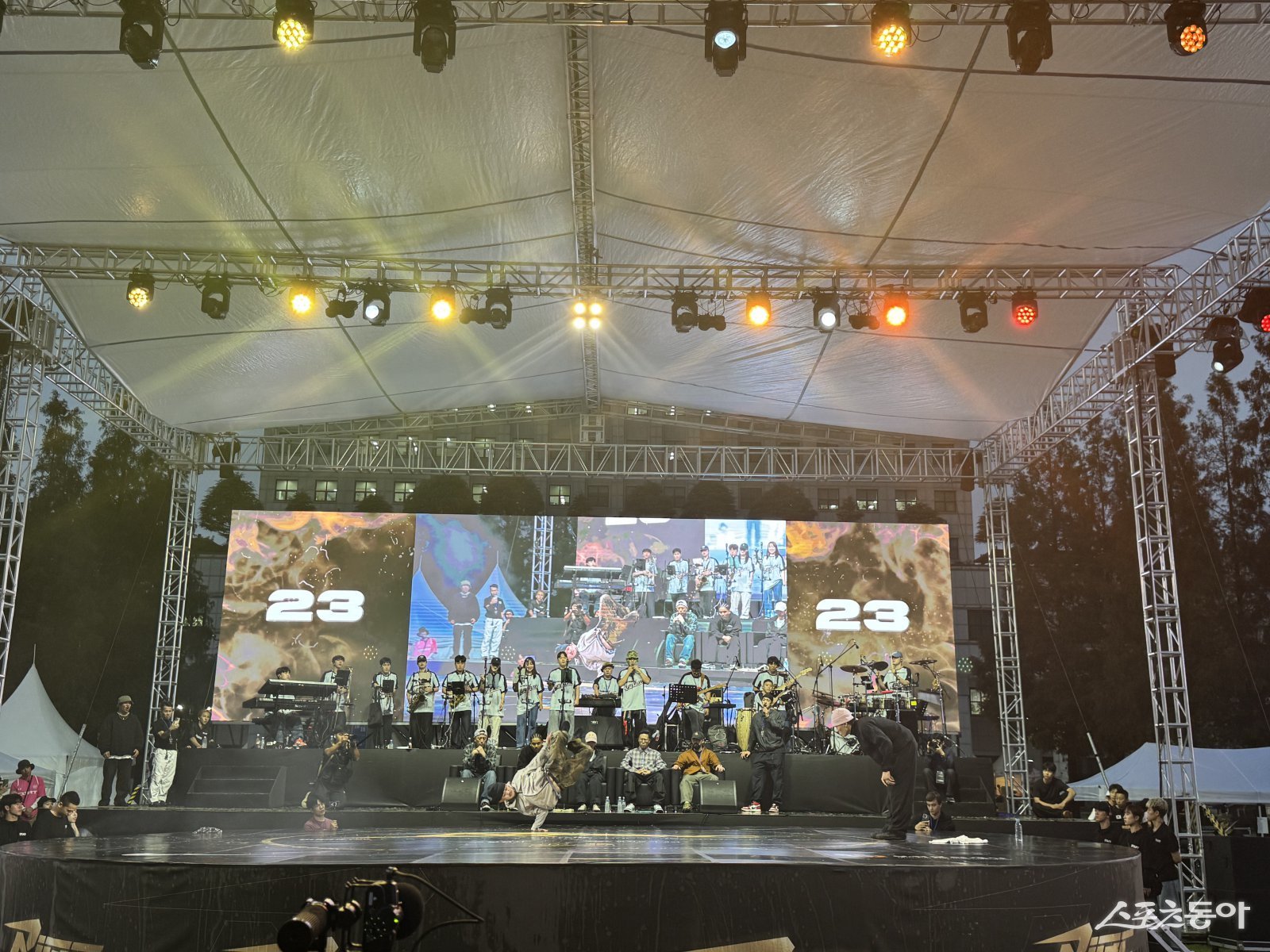 7시 현재, 부천시청 잔디광장에서 제10회 부천국제브레이킹 대회가 열렸다(본선무대에서 1대1 솔로배틀이 진행 되고 있다). 사진|장관섭 기자