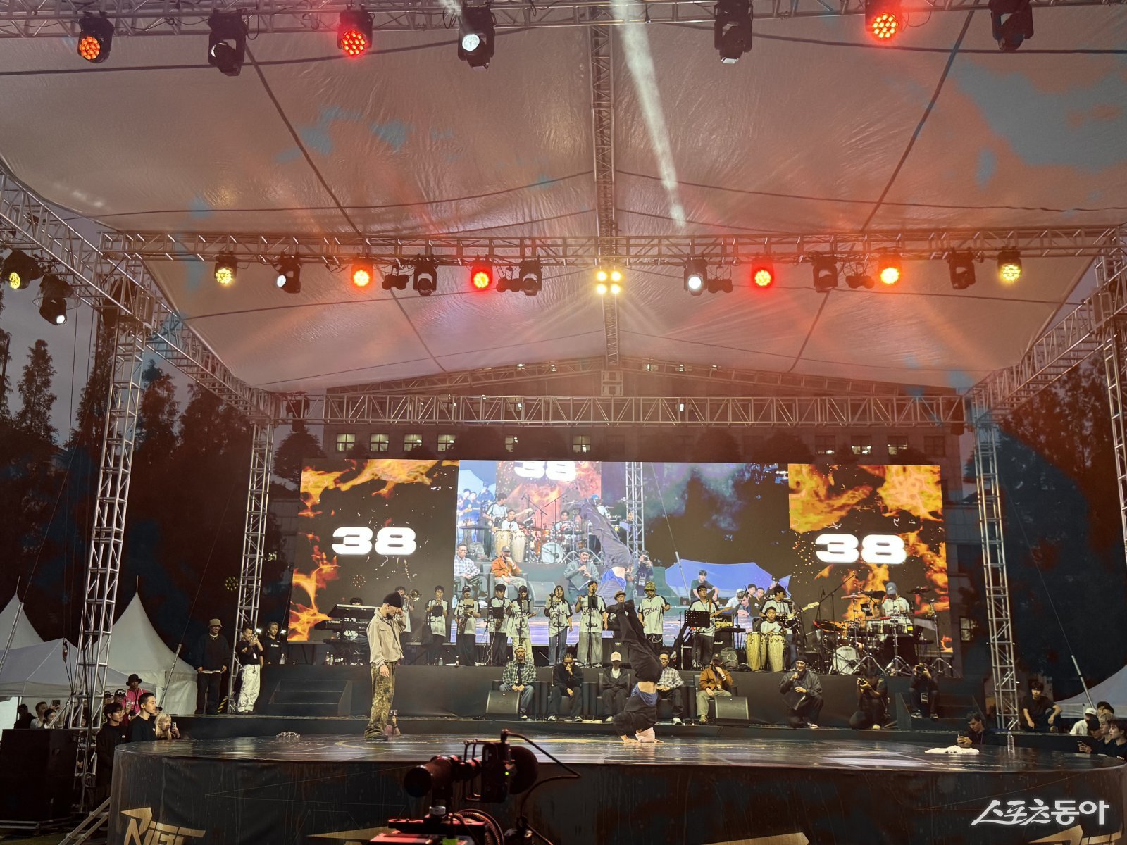 7시 현재, 부천시청 잔디광장에서 제10회 부천국제브레이킹 대회가 열렸다(본선무대에서 1대1 솔로배틀이 진행 되고 있다). 사진|장관섭 기자