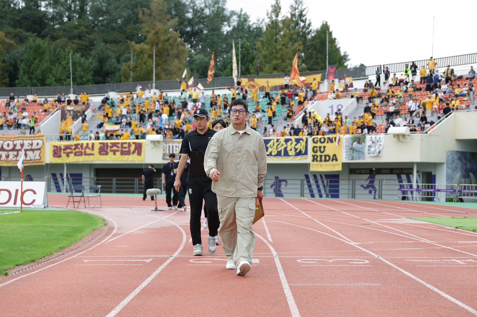광주와 안양은 28일 안양종합운동장에서 열린 ‘하나은행 K리그1 2025’ 31라운드 경기에서 0-0으로 비겼다. 경기 전 입장하고 있는 이정효 광주 감독. 사진제공│한국프로축구연맹