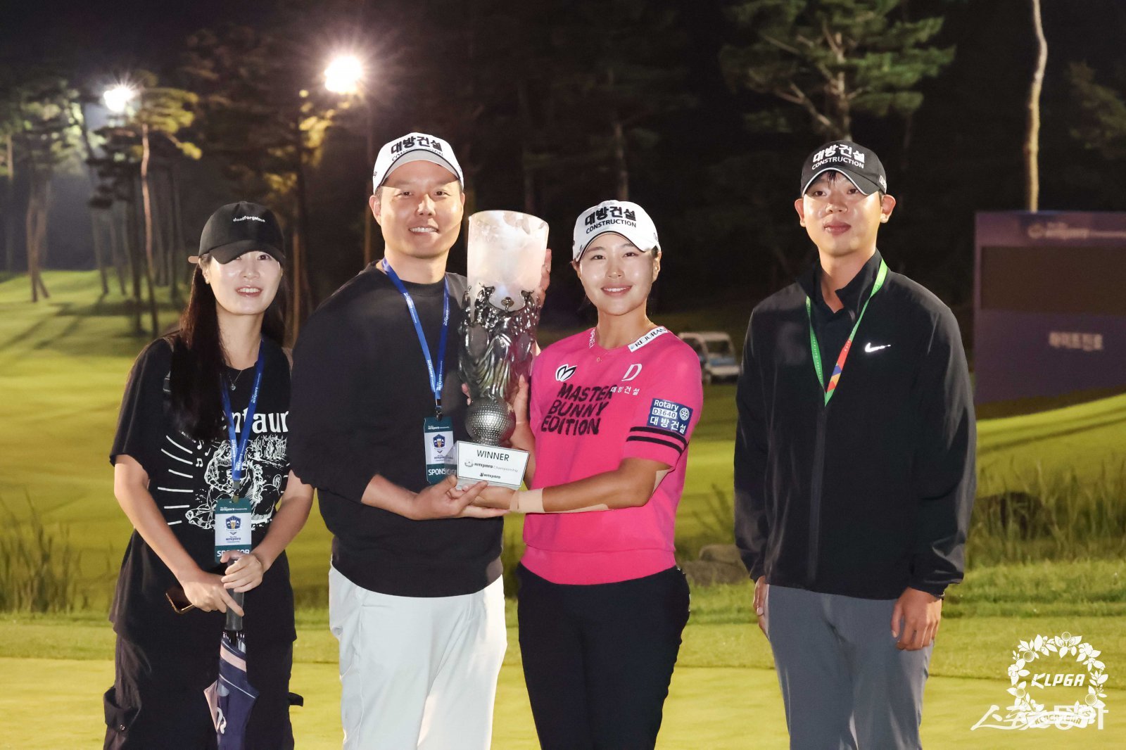 성유진(오른쪽에서 2번째)이 28일 열린 KLPGA 투어 마지막 메이저대회 2025년 하이트진로 챔피언십 우승을 차지했다.  사진제공｜KLPGA