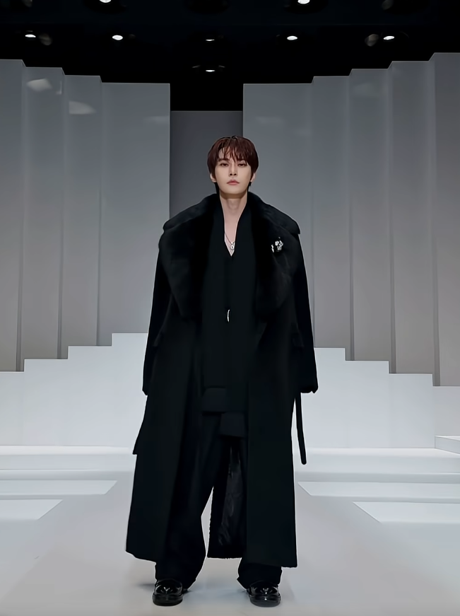 메릴 스트립이 영화 ‘악마는 프라다를 입는다’ 속편 촬영 차, 밀라노 패션 위크 기간 중 돌체앤가바나 쇼에 깜짝 등장했다. 이와 맞물려 메릴 스트립과 나란히 프런트로에 앉은 배우 문가영과 NCT 멤버 도영(사진)이 속편에 ‘카메오’로 등장할지 관심을 모은다. 사진제공 | 유튜브 NCT 에스엠타운 캡처