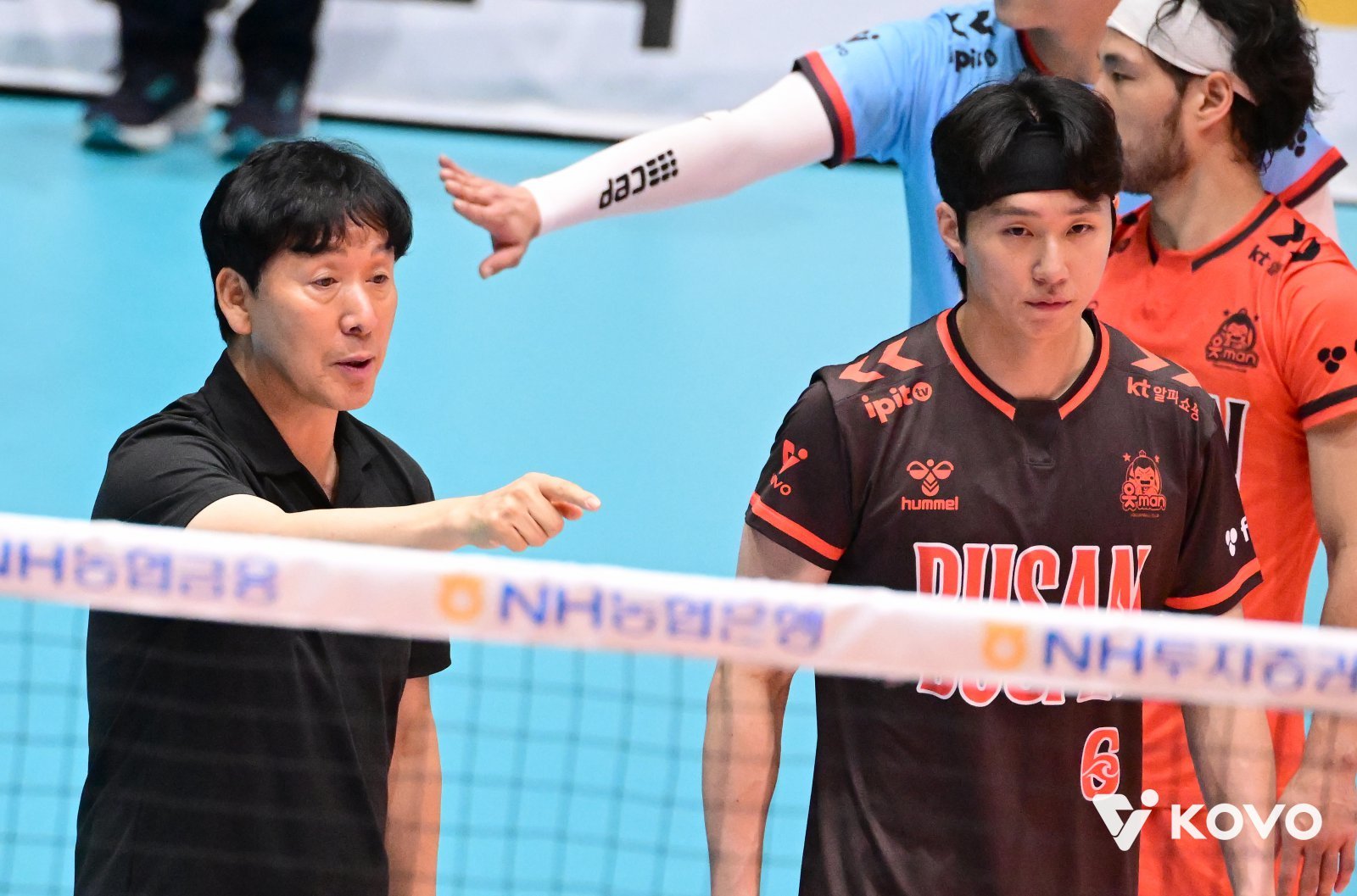V리그 남자부 OK저축은행의 신영철 신임 감독(왼쪽)은 2025~2026시즌 키플레이어로 세터 이민규(오른쪽)를 지목했다. 세터 출신인 신 감독은 이민규가 간혹 나오는 목적이 뚜렷하지 않은 토스를 개선하고 파이프 활용 능력을 키우면 V리그 최고의 세터가 될 수 있다고 믿는다. 사진제공│KOVO