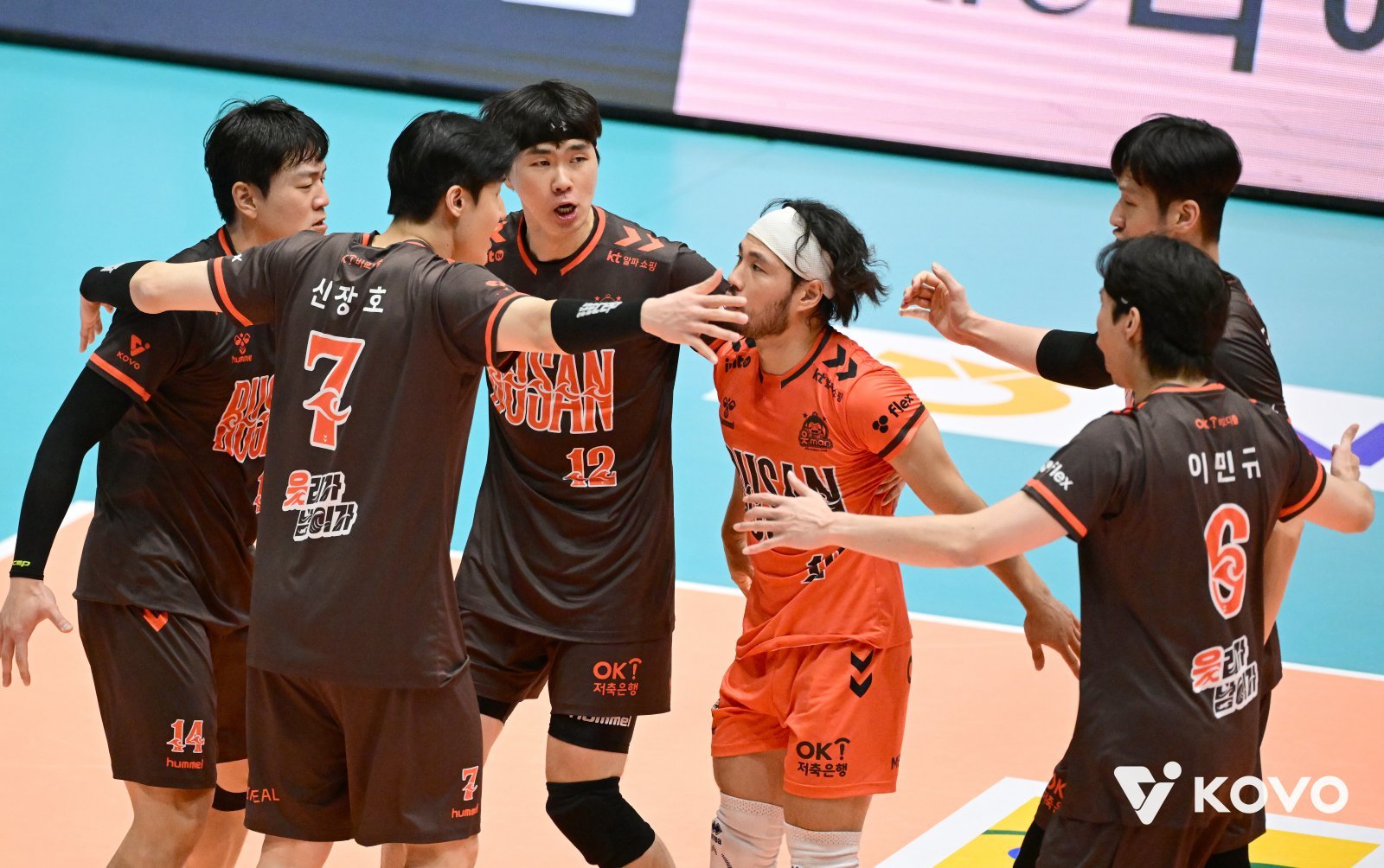 V리그 남자부 OK저축은행은 2025~2026시즌 개막을 앞두고 ‘봄배구 전도사’ 신영철 감독을 선임했다. 신 감독 체제에서 OK저축은행은 이달 20일 여수 진남체육관에서 끝난 KOVO컵 남자부에서 준우승을 차지하며 새 시즌 희망을 밝혔다. 사진은 대한항공과 결승 도중 득점한 뒤 기뻐하는 선수들. 사진제공│KOVO