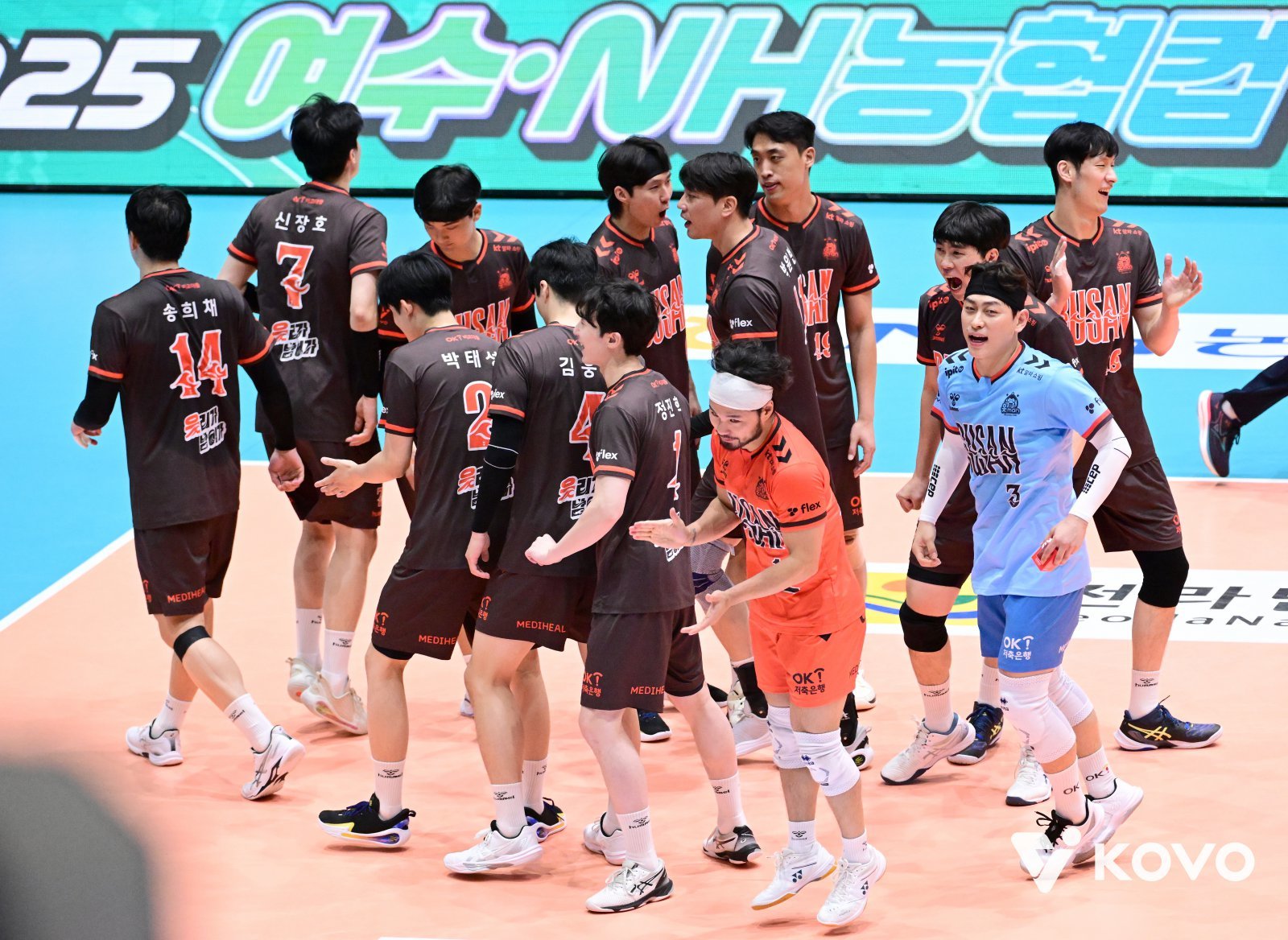 V리그 남자부 OK저축은행은 2025~2026시즌 개막을 앞두고 ‘봄배구 전도사’ 신영철 감독을 선임했다. 신 감독 체제에서 OK저축은행은 이달 20일 여수 진남체육관에서 끝난 KOVO컵 남자부에서 준우승을 차지하며 새 시즌 희망을 밝혔다. 사진은 대한항공과 결승 도중 득점한 뒤 기뻐하는 선수들. 사진제공│KOVO