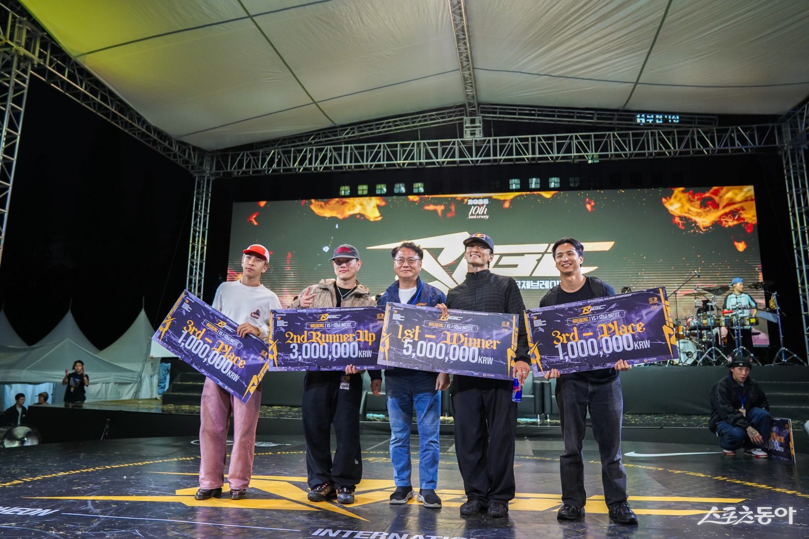 28일 제10회 부천국제브레이킹대회 솔로 배틀 1위 필 위자드(Phil Wizard)가 1위에 올랐다(한병환 부천문화재단 대표이사(왼쪽 세 번째)가 기념촬영을 하고 있다). 사진｜장관섭 기자