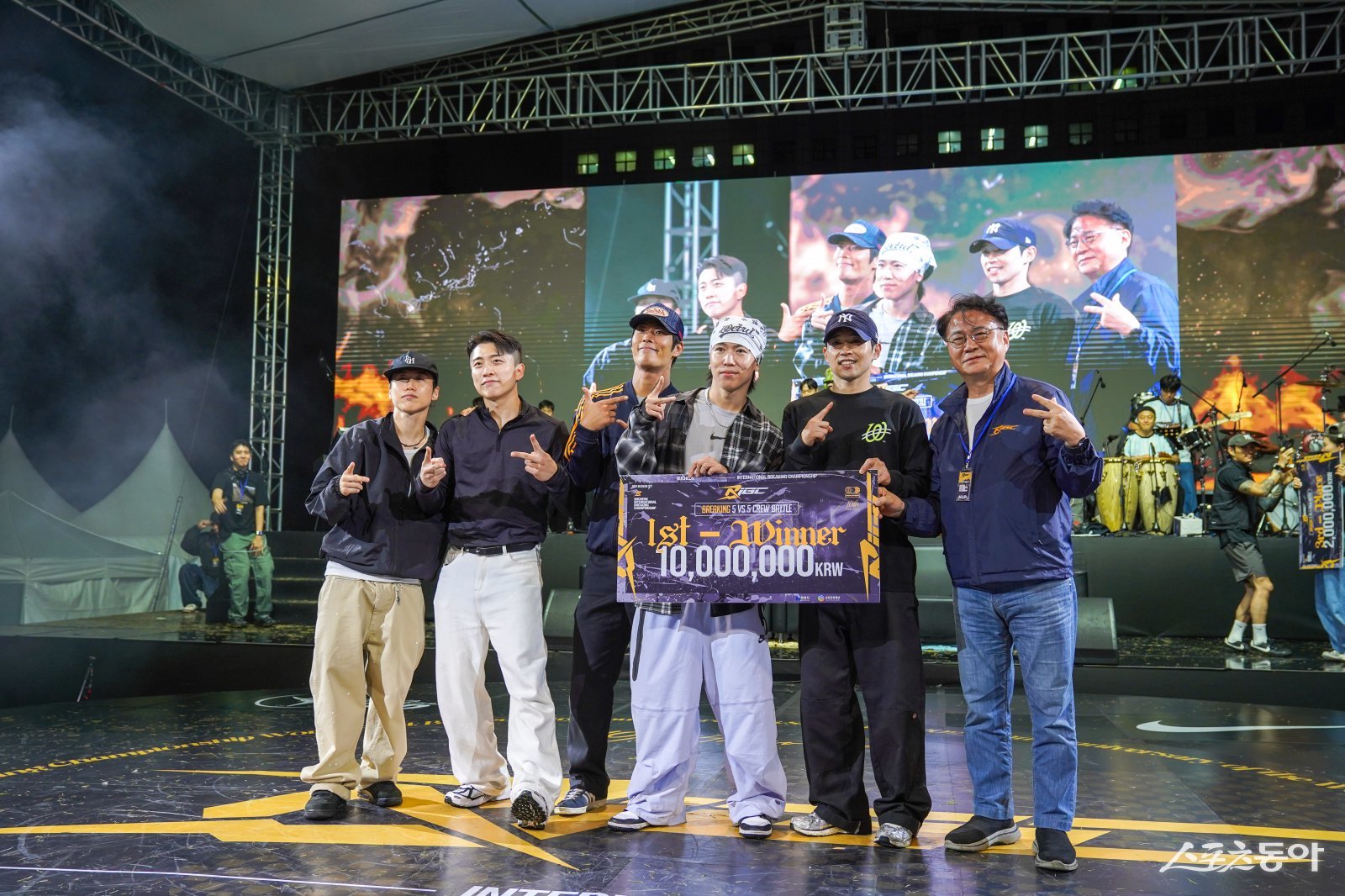 28일 제10회 부천국제브레이킹대회 크루 배틀은 코리아올스타(KOREA ALL STAR)가 1위에 올랐다(한병환 부천문화재단 대표이사(오른쪽 첫 번째)가 기념촬영을 하고 있다). 사진｜장관섭 기자
