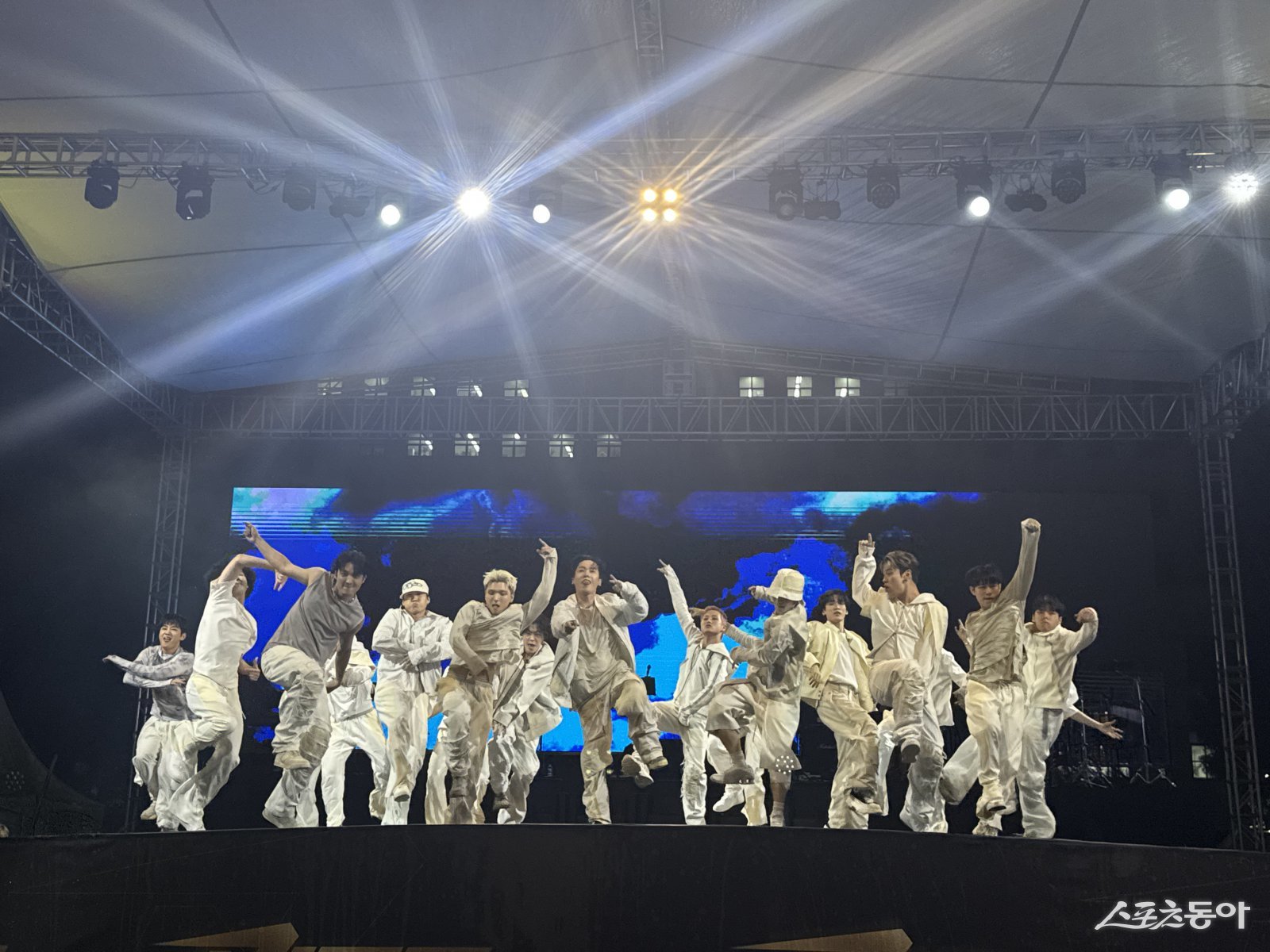 9월 28일 부천시청 잔디광장에서 제10회 부천국제브레이킹 대회가 열렸다(WeDemBoyZ(위댐보이즈)가 축하공연을 펼쳤다). 사진｜장관섭 기자