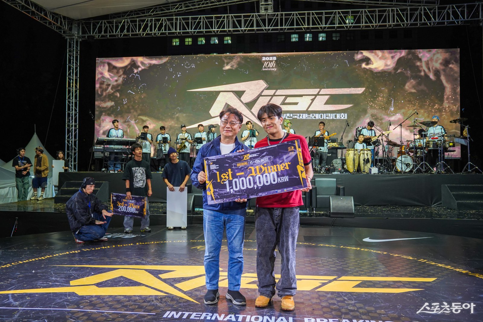 28일 제10회 부천국제브레이킹대회 키즈 배틀 1위 엄혜성(B1)가 1위에 올랐다(한병환 부천문화재단 대표이사(왼쪽 첫번째)가 기념촬영을 하고 있다). 사진｜장관섭 기자