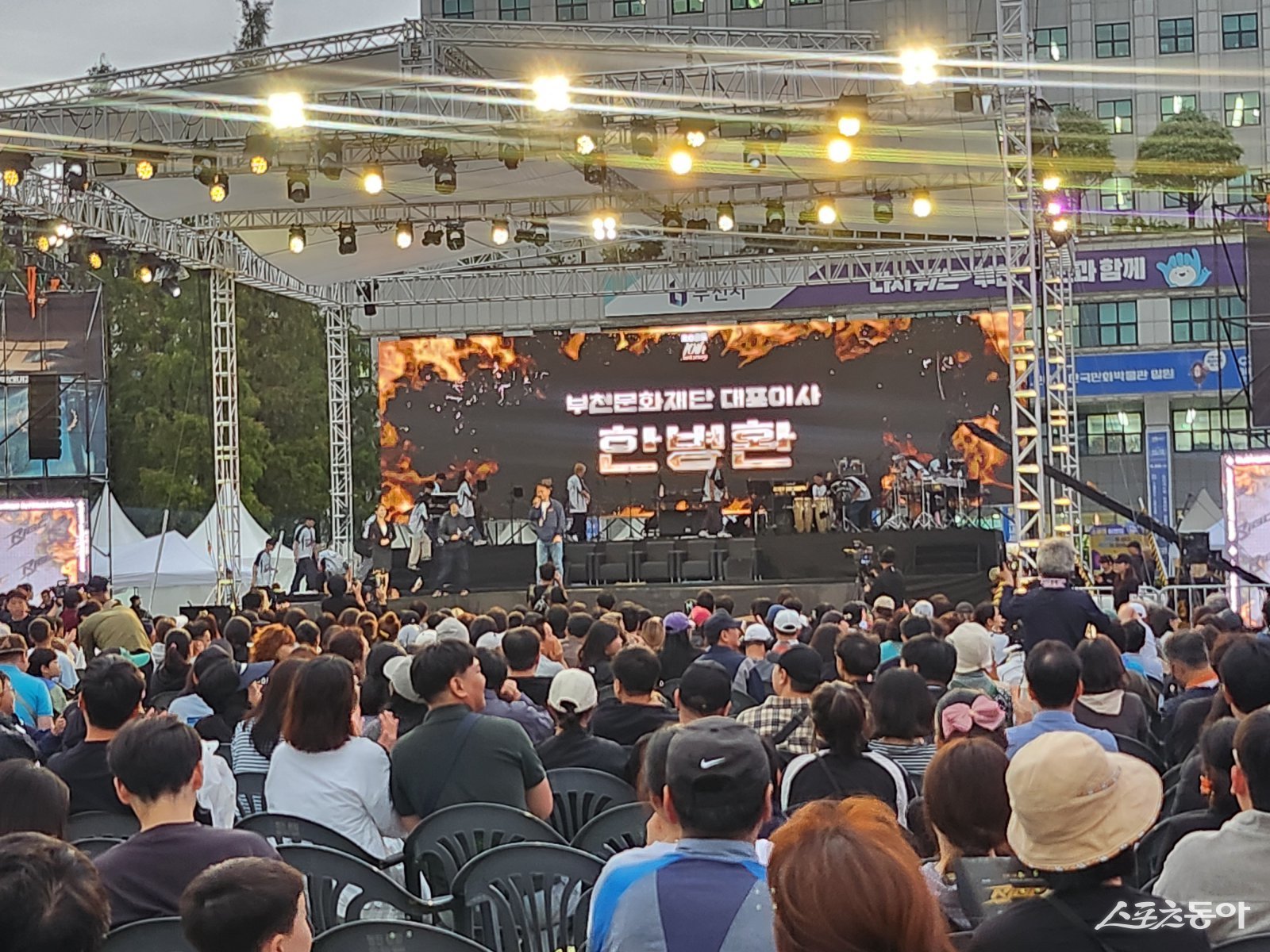 28일 오후 6시 10분, 현장을 찾은 한병환 부천문화재단 대표이사는 “세계 최고의 선수들과 함께 제10회 부천국제브레이킹대회를 열게 돼 기쁘다”며 “브레이킹 선수, 팬, 관계자, 자원봉사자 모두에게 감사드린다”고 말했다. 사진｜장관섭 기자