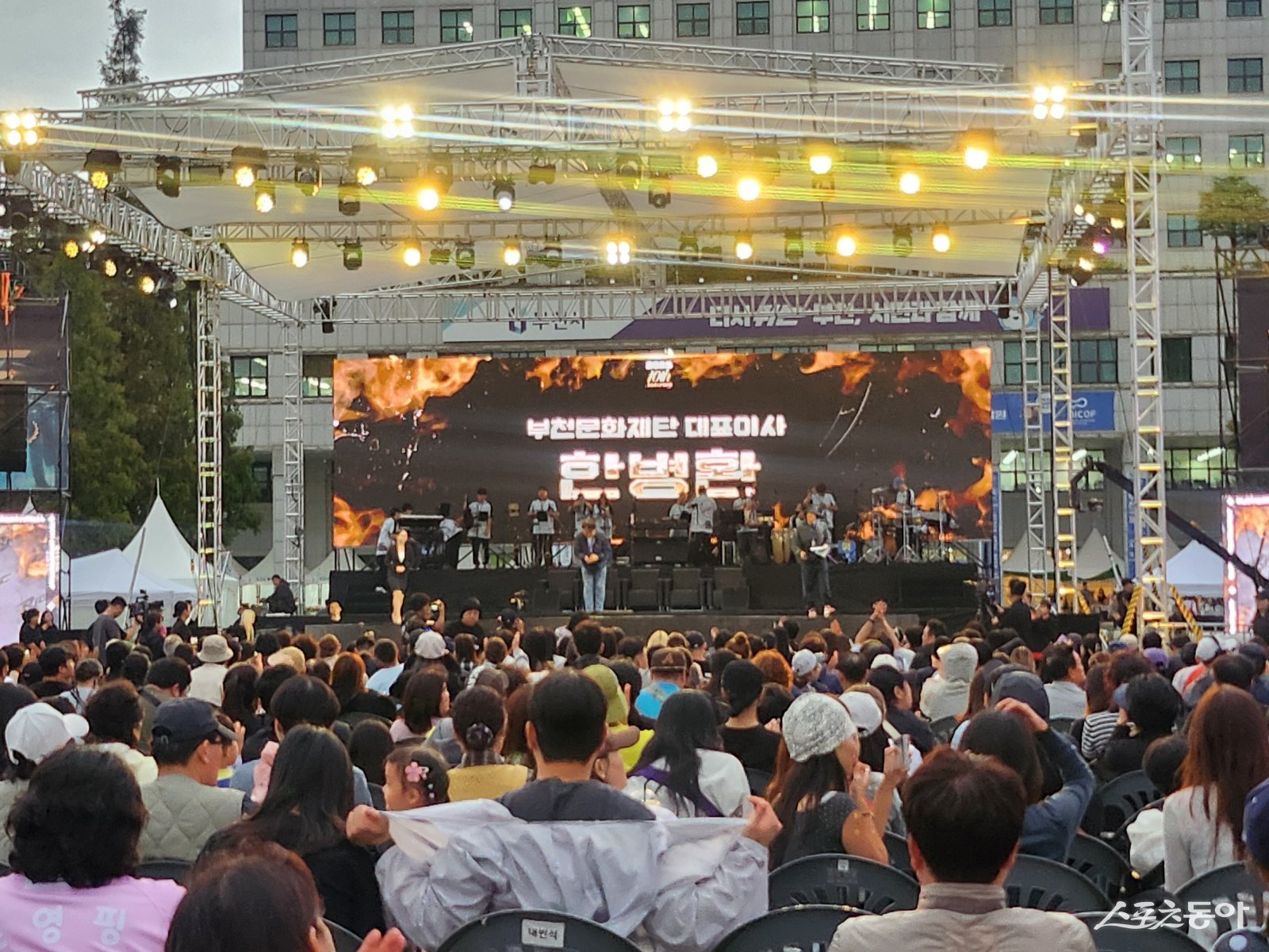 28일 오후 6시 10분, 현장을 찾은 한병환 부천문화재단 대표이사는 “세계 최고의 선수들과 함께 제10회 부천국제브레이킹대회를 열게 돼 기쁘다”며 “브레이킹 선수, 팬, 관계자, 자원봉사자 모두에게 감사드린다”고 말했다. 사진｜장관섭 기자