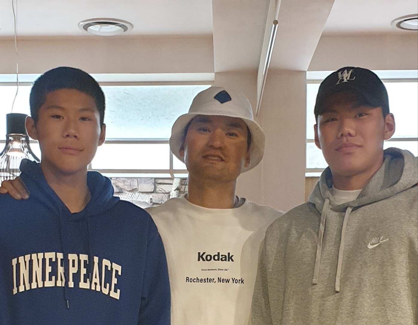 2026시즌부터 함께 프로야구 선수로 활약할 NC 김명규(왼쪽), 키움 김윤하 형제. 그리고 박찬호(가운데). 사진출처｜김윤하·김명규 본인 제공