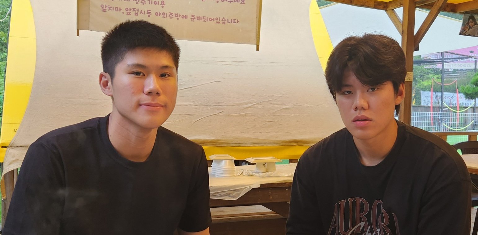 2026시즌부터 함께 프로야구 선수로 활약할 NC 김명규(왼쪽), 키움 김윤하 형제. 사진출처｜김윤하·김명규 본인 제공