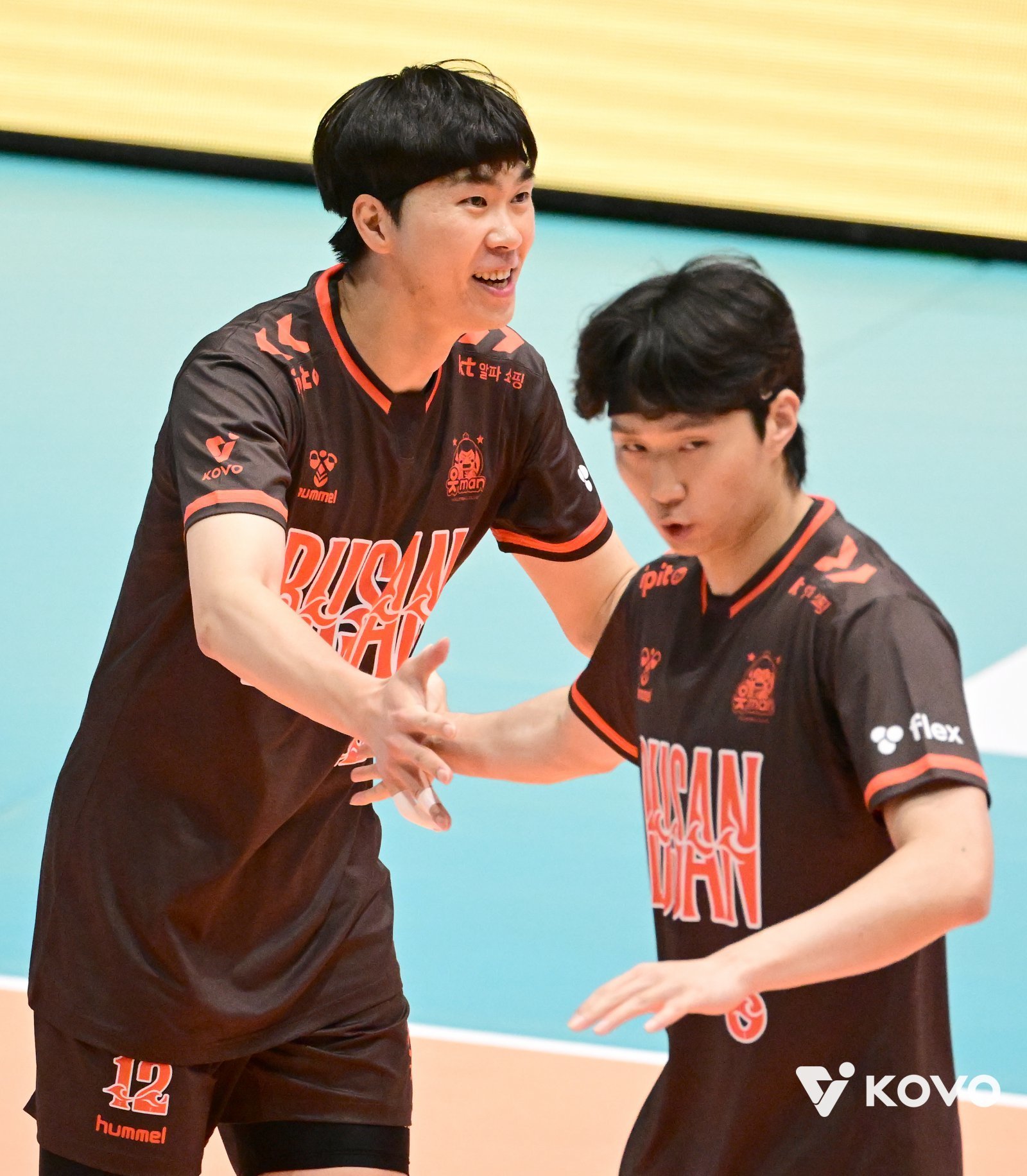 V리그 남자부 OK저축은행의 전광인(왼쪽)은 지난 시즌의 부침을 딛고 새 시즌 팀과 자신의 재도약을 꿈꾼다. 평소 자신을 높게 평가한 신영철 신임감독 밑에서 제2의 전성기를 열겠다는 의지다. 사진제공│KOVO