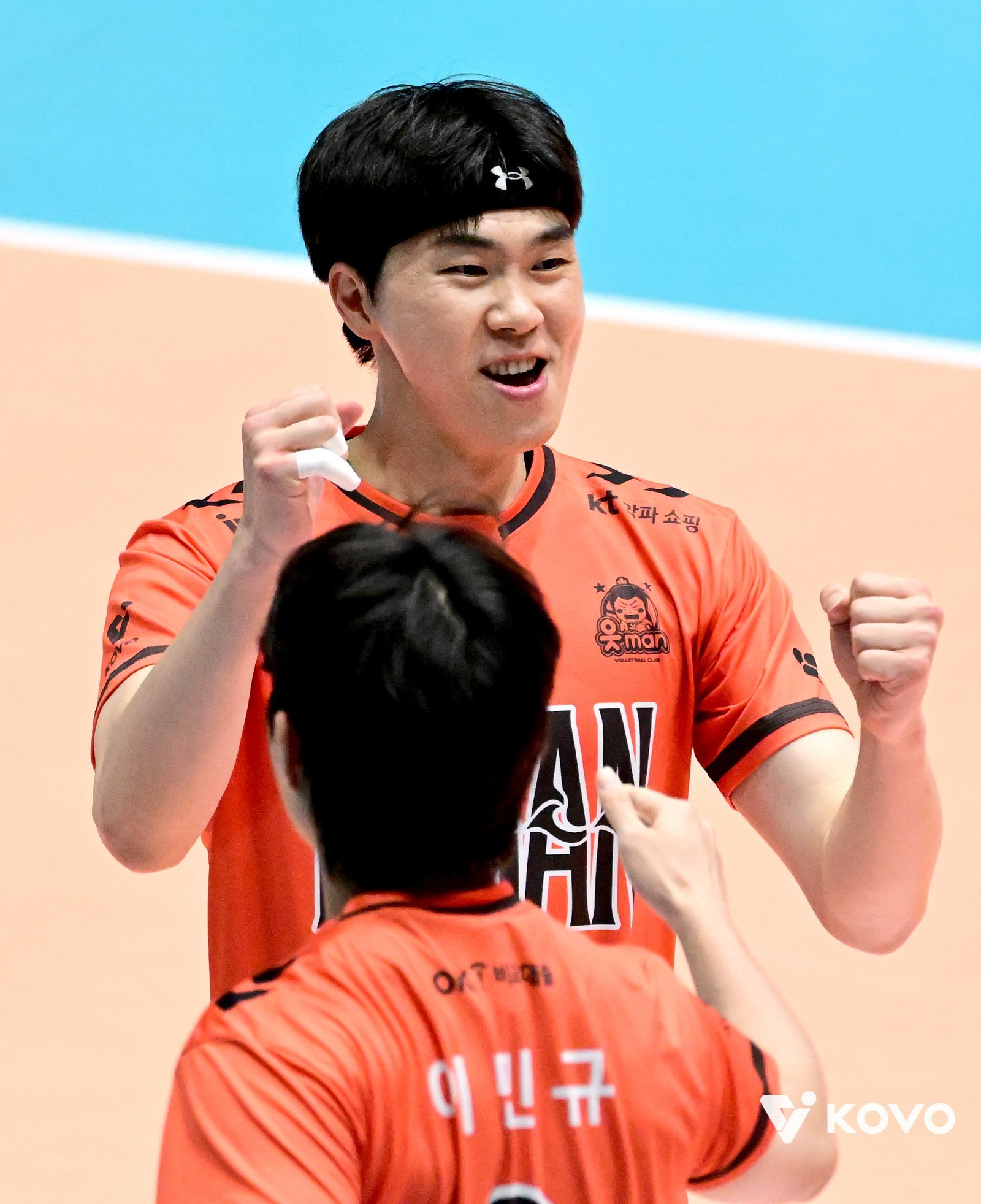 V리그 남자부 OK저축은행의 전광인(뒤)은 지난 시즌의 부침을 딛고 새 시즌 팀과 자신의 재도약을 꿈꾼다. 평소 자신을 높게 평가한 신영철 신임감독 밑에서 제2의 전성기를 열겠다는 의지다. 사진제공│KOVO